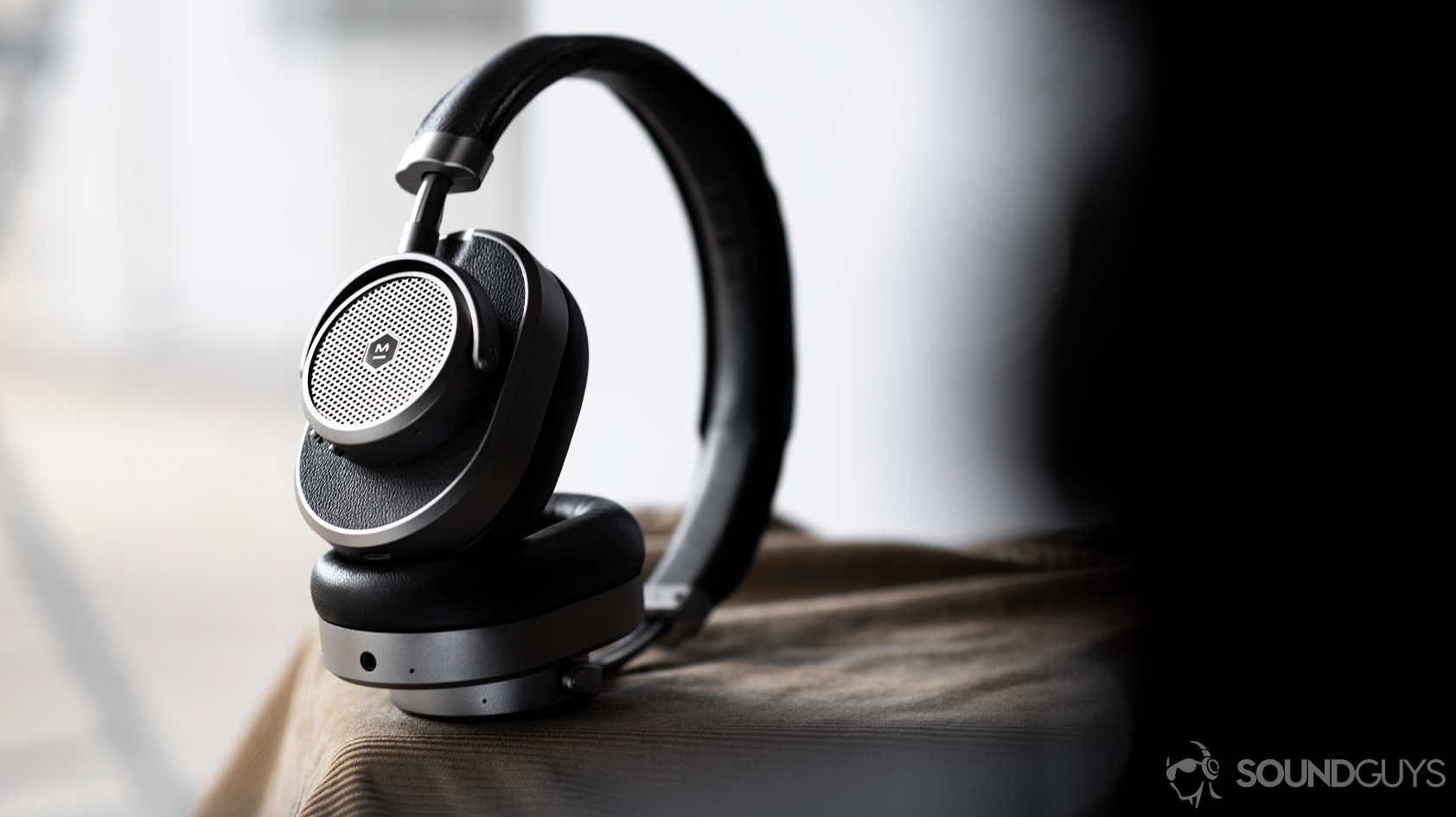 Master & Dynamic_MW65-3_angled full Master & Dynamic MW65: Headphones are angled standing.