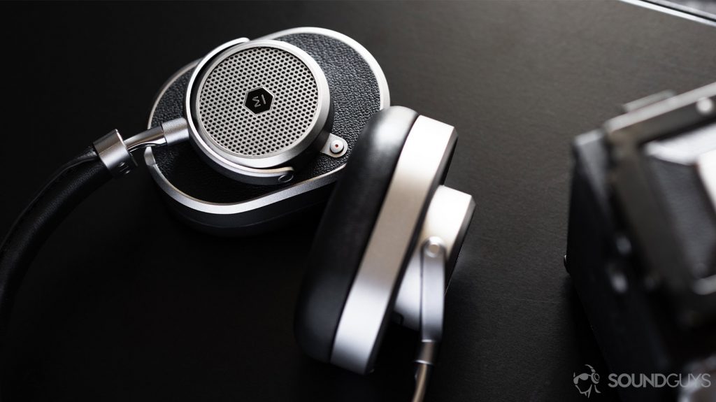 Master & Dynamic MW65: Aerial image of the ear cups with one rotated, resting flat against a table.
