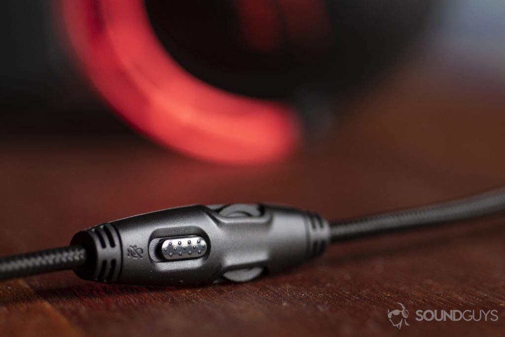 A photo of the HyperX Cloud Alpha's remote.