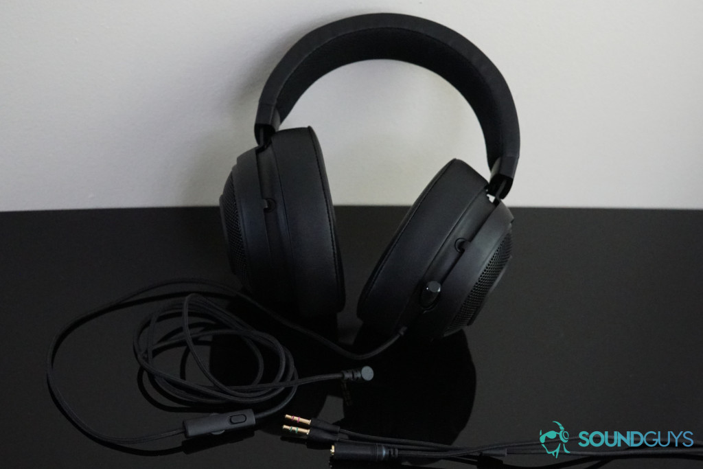 Une photo du Razer Kraken Pro V2 assis sur un bureau.