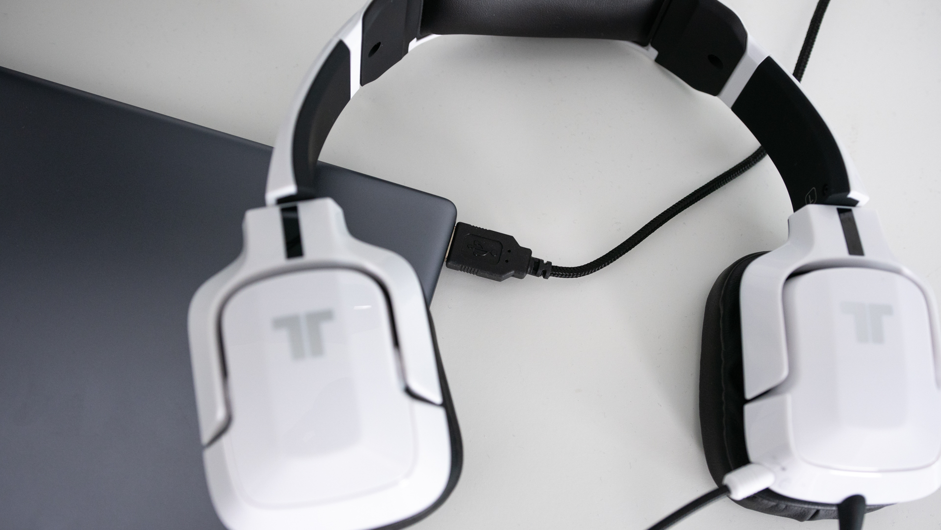 Tritton Kunai Pro-6 Shot of the USB connector plugged into a computer.