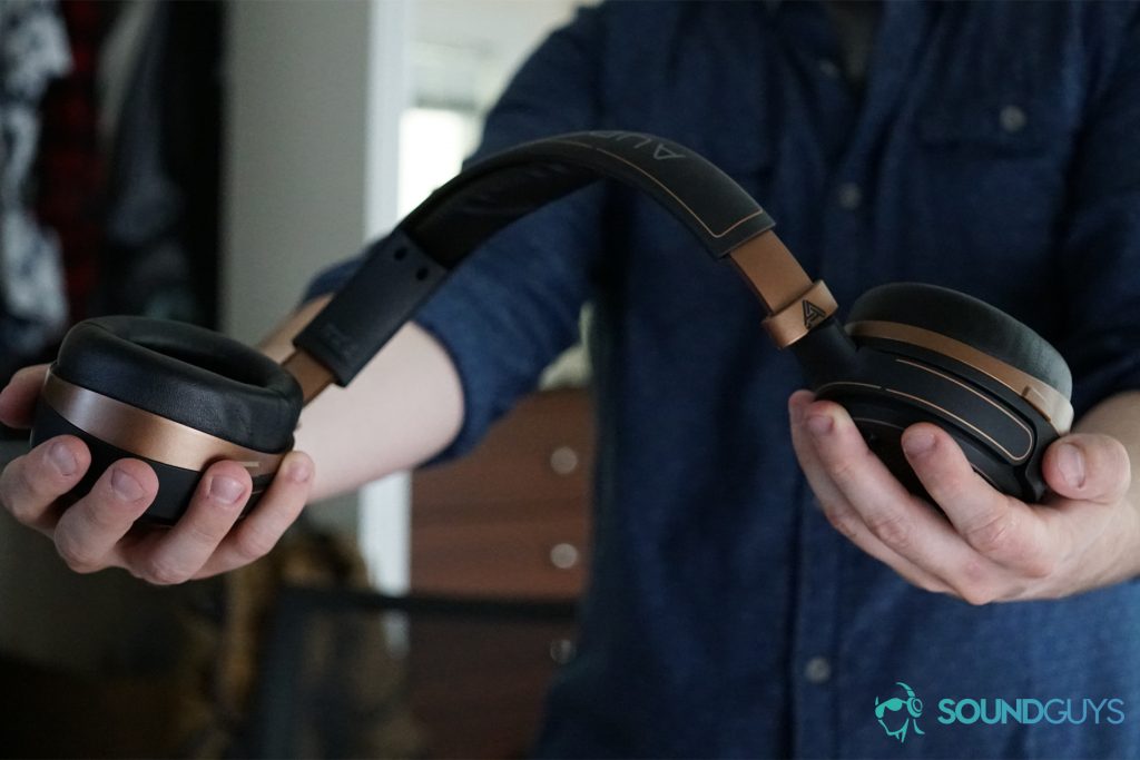 Audeze Mobius has a band that can really bend.