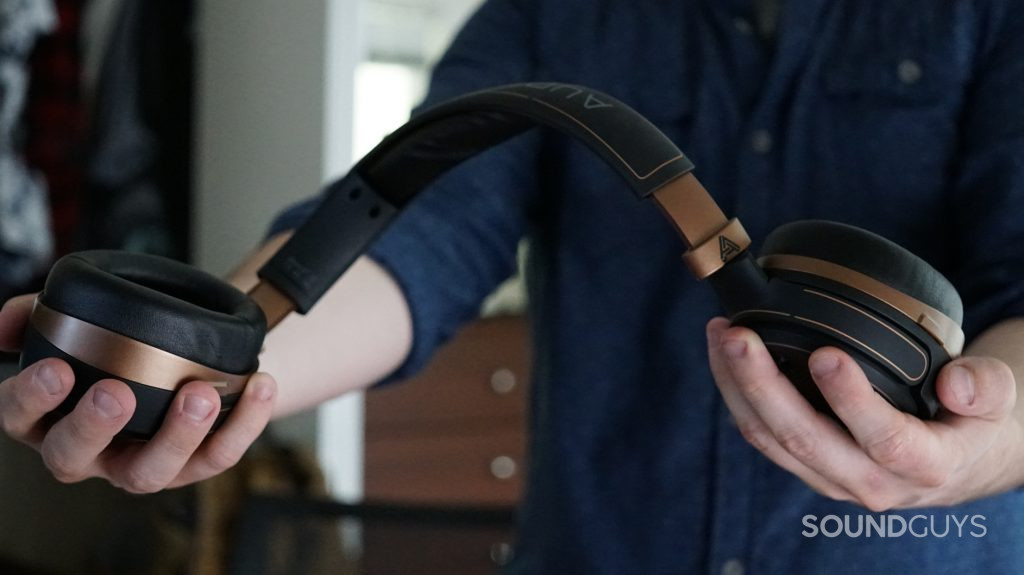 Audeze Mobius has a band that can really bend.