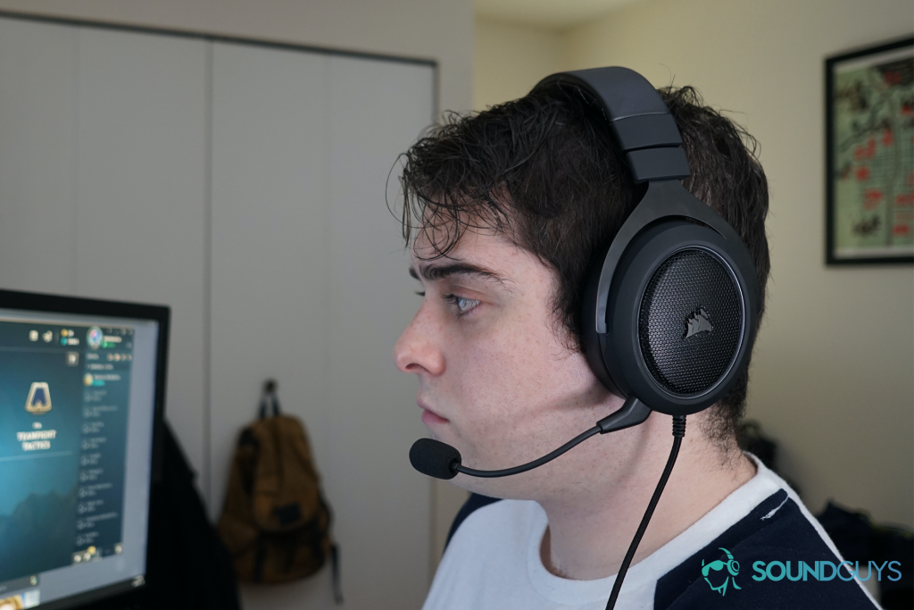 A man wearing the Corsair HS60 Pro Surround sitting at a computer running League of Legends
