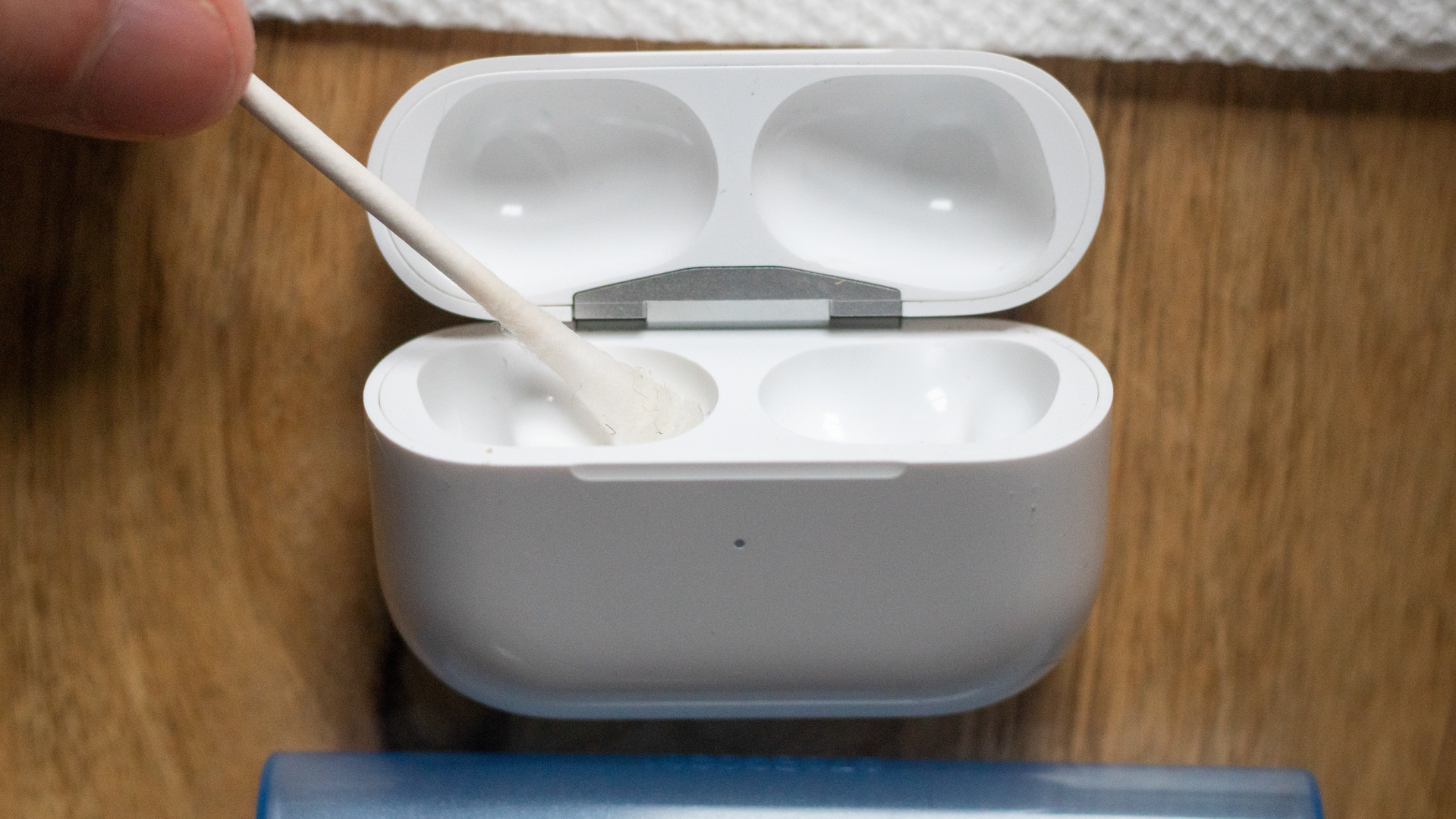 Как чистить airpods. Почистить AIRPODS 2. How to clean AIRPODS Max. Как чистить наушники AIRPODS.