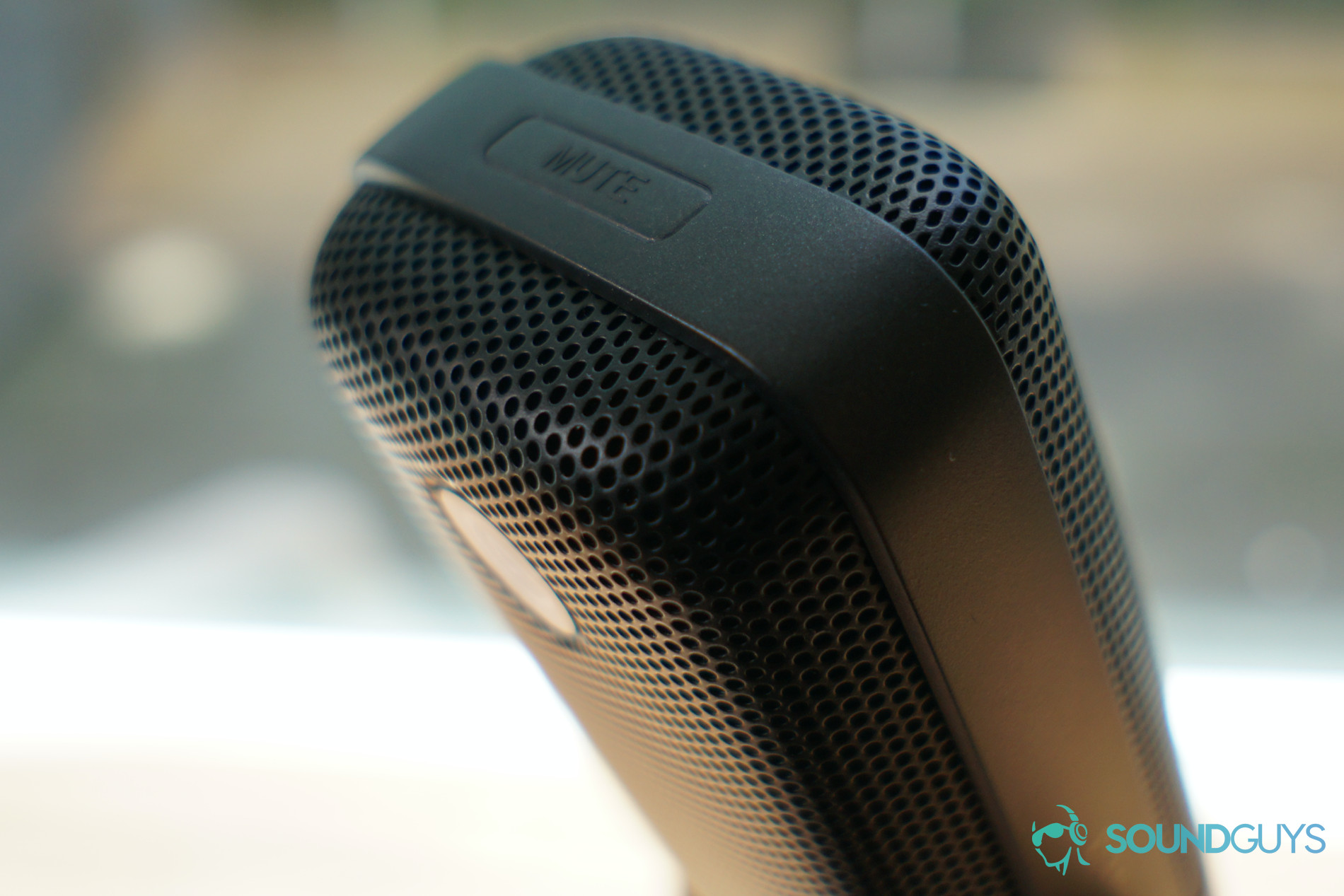 Close up image of the Elgato Wave 3 microphone mute button