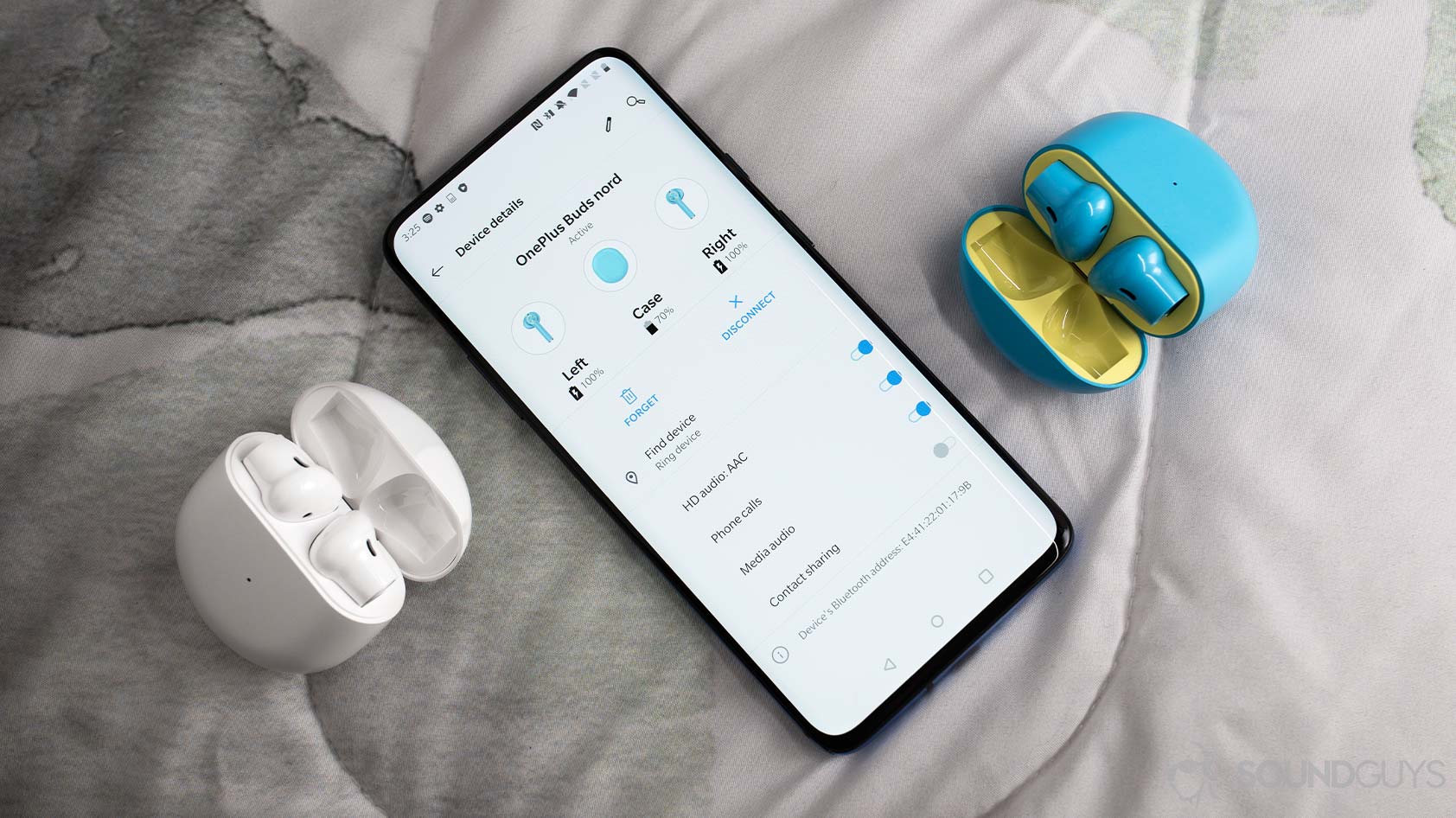 OnePlus Buds Nord Blue White comparison-true wireless earbuds case aerial OnePlus 7 Pro smartphone settings A picture of the OnePlus Buds true wireless earbuds in white and Nord Blue next to a OnePlus 7 Pro smartphone with the earbuds menu pulled up on the screen.