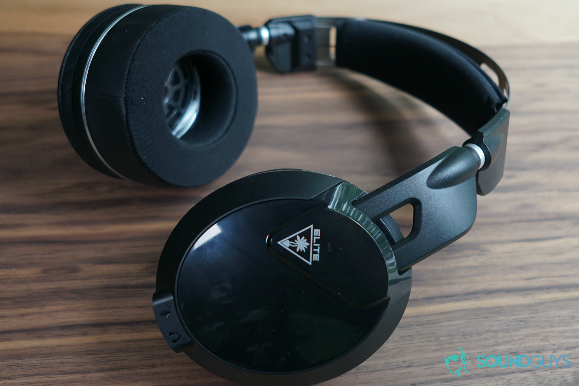 The Turtle Beach Elite Pro 2 sits on a wooden table
