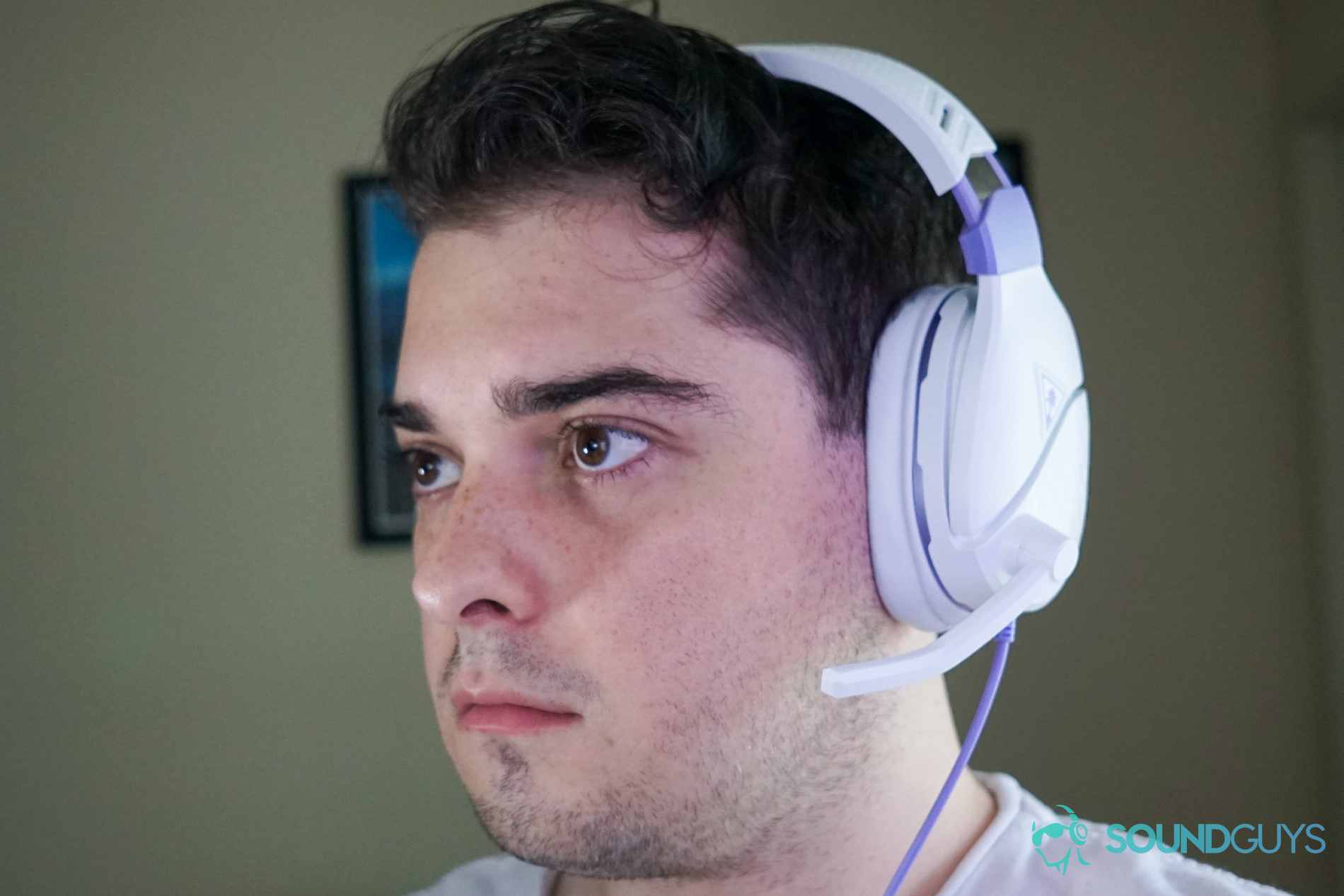 Turtle beach Recon Spark headshot A picture of a man wearing the Turtle Beach Recon Spark gaming headset with the microphone flipped down.