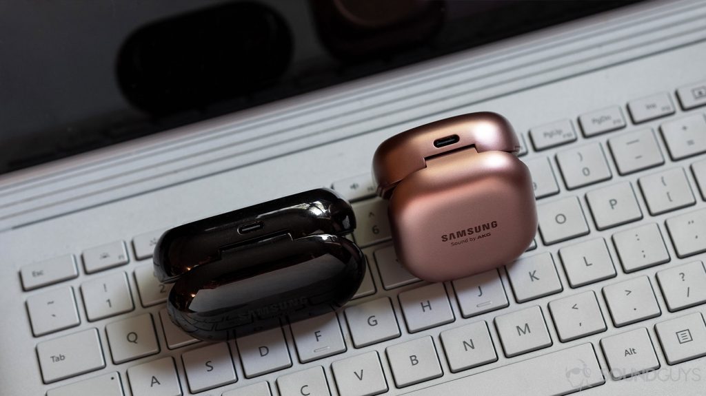 A picture of the Samsung Galaxy Buds Plus vs Samsung Galaxy Buds Live comparison of the USB-C charging cases.