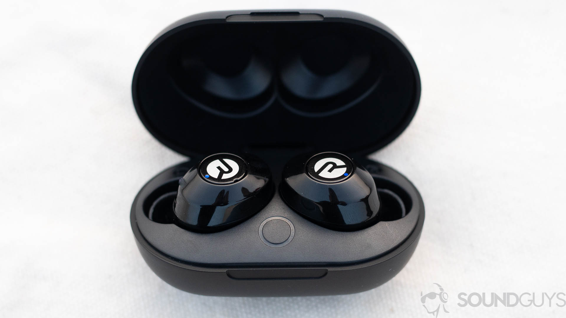 LED indicator for Raycon E25 earbuds Pictured are the Raycon E25 earbuds in the case with the lid open on the front