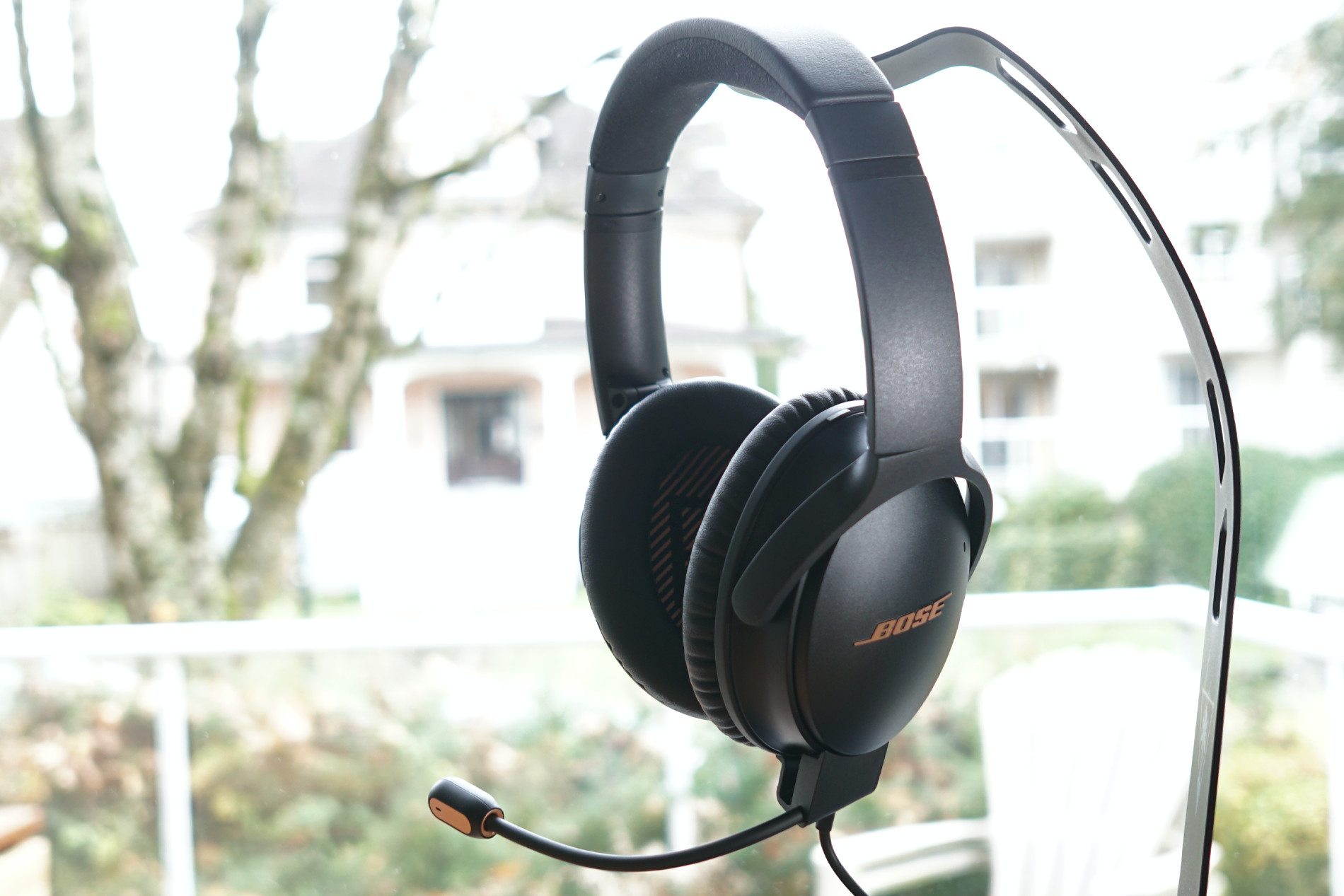 Bose QuietComfort 35 iI Gaming Headset window stand shot