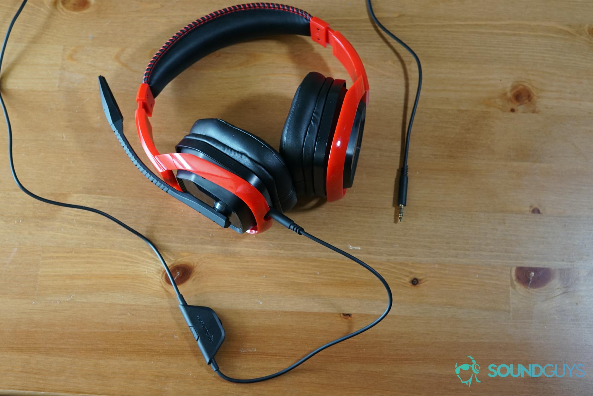 AmazonBasics Pro-Gaming Headset cables The AmazonBasics Pro Gaming Headset lying flat on a wooden table,