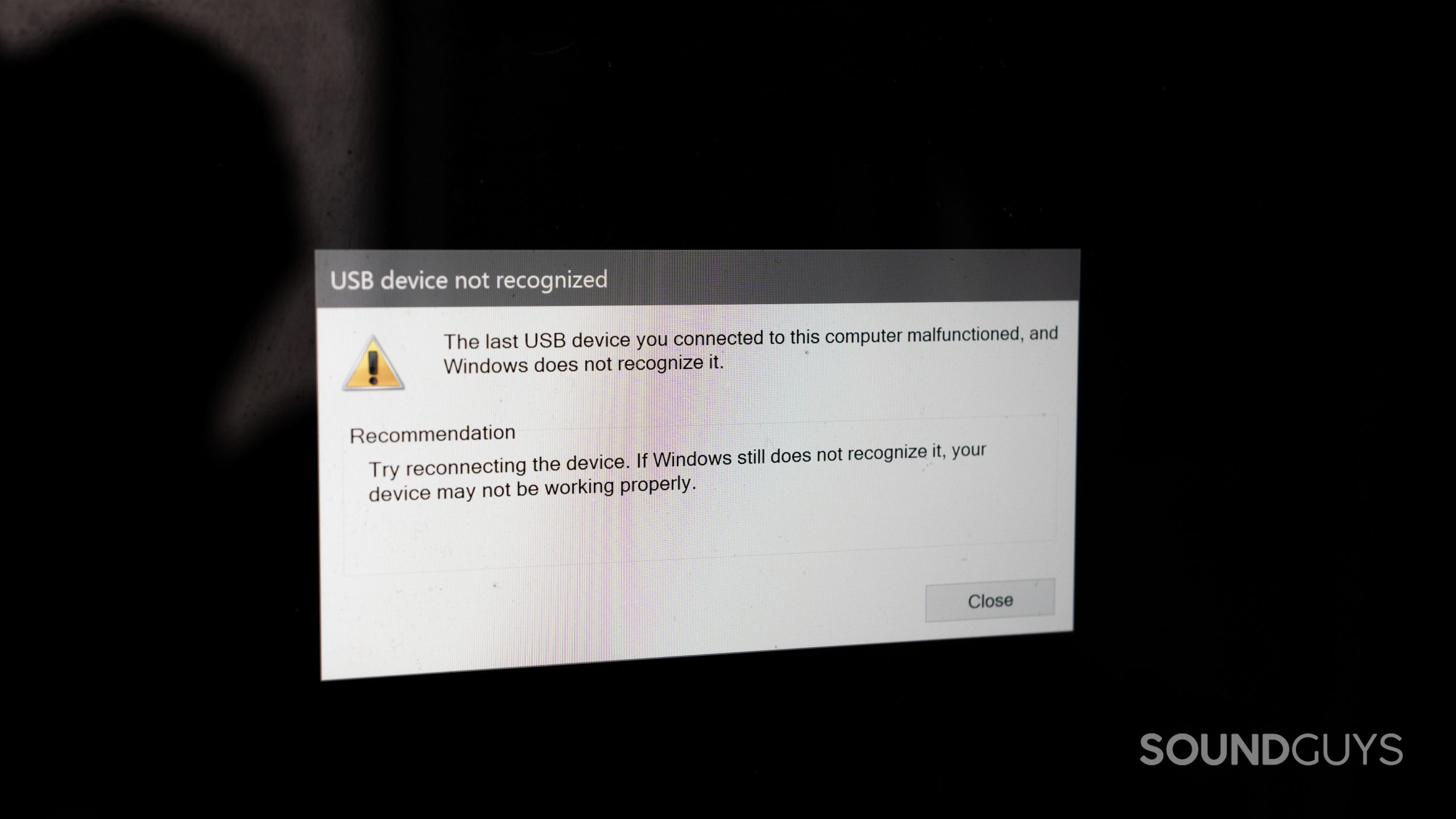 Error message on a Windows computer when trying to plug in the AirPods Max with a USB-C cable.