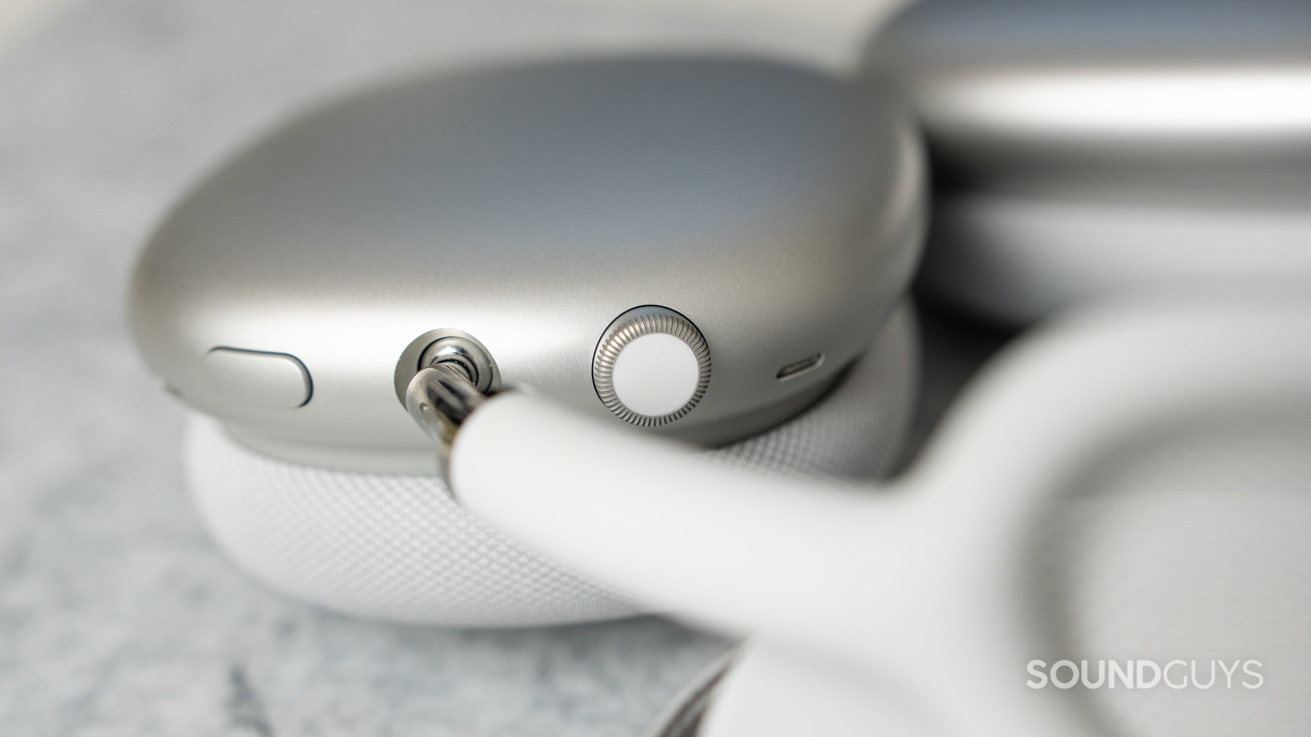 Apple AirPods Max digital crown. Close-up of the digital crown at the top of the Apple AirPods Max right ear cup.