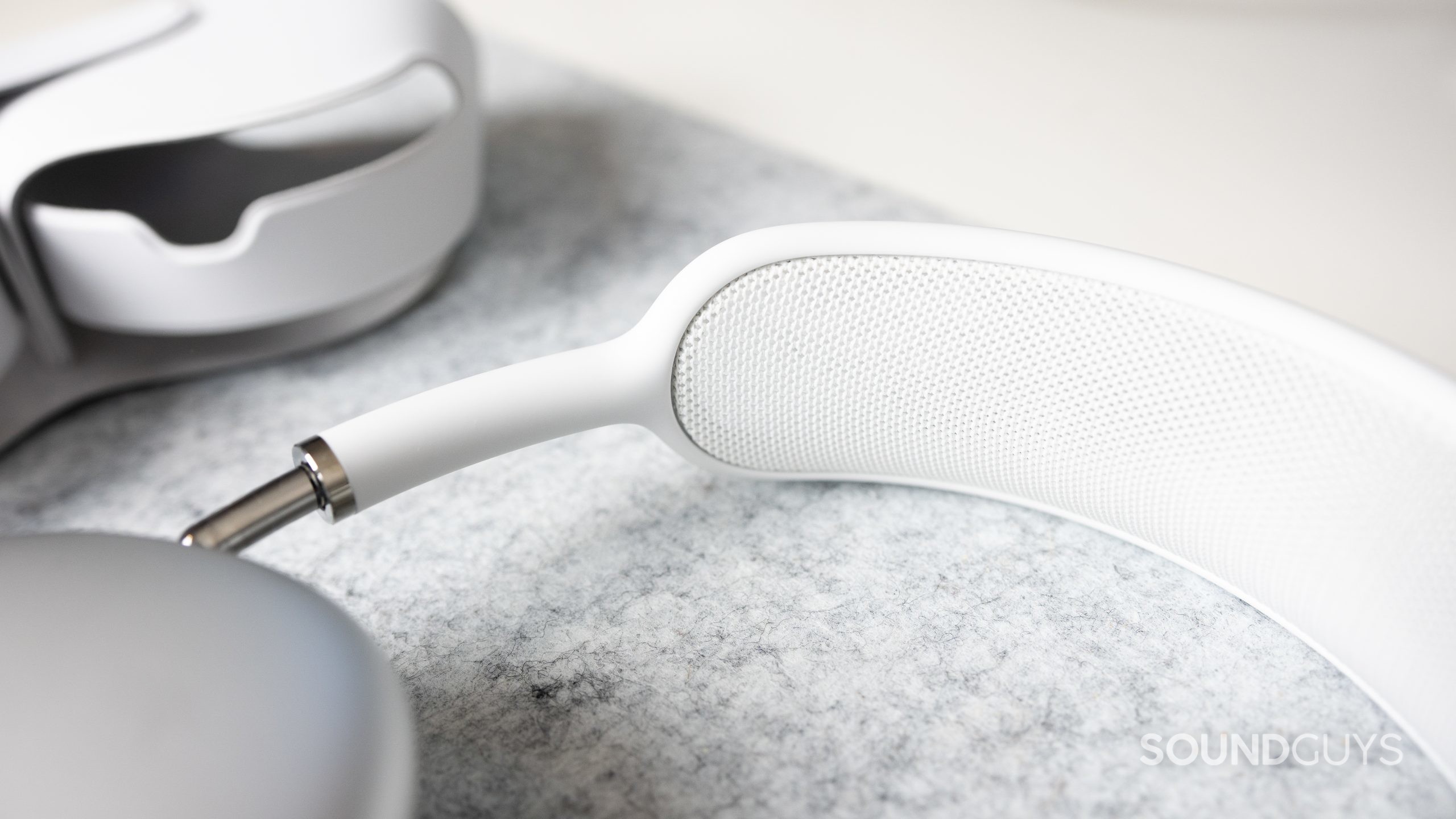 Close-up of the headband of the Apple AirPods Max on a white desk.