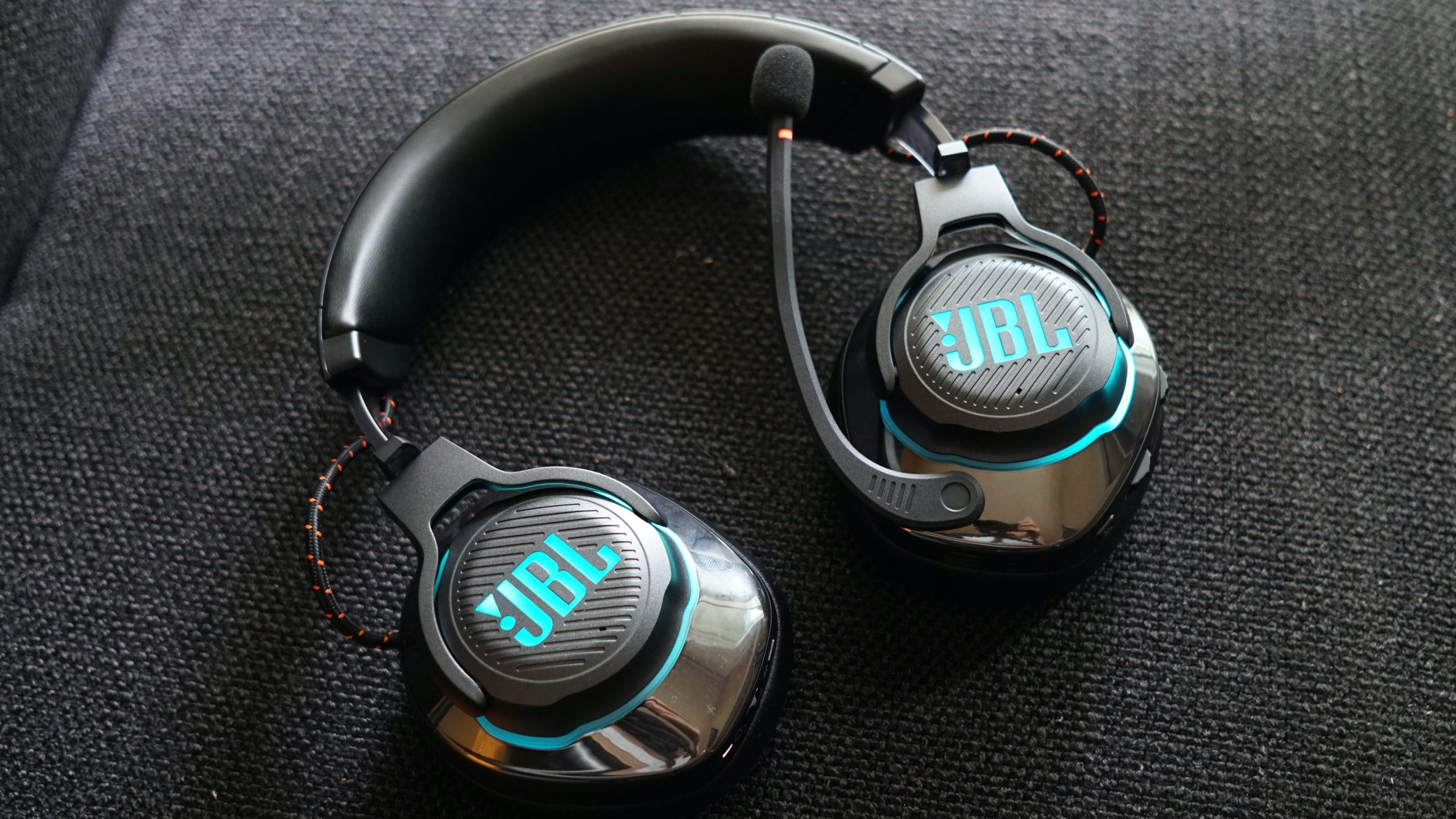 The JBL Quantum 800 gaming headset sits on a fabric surface.