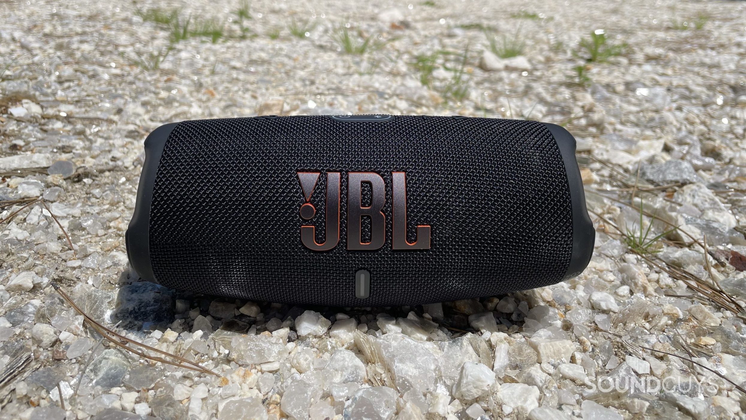 JBL Charge 5 spoczywa na złożu z kryształów.