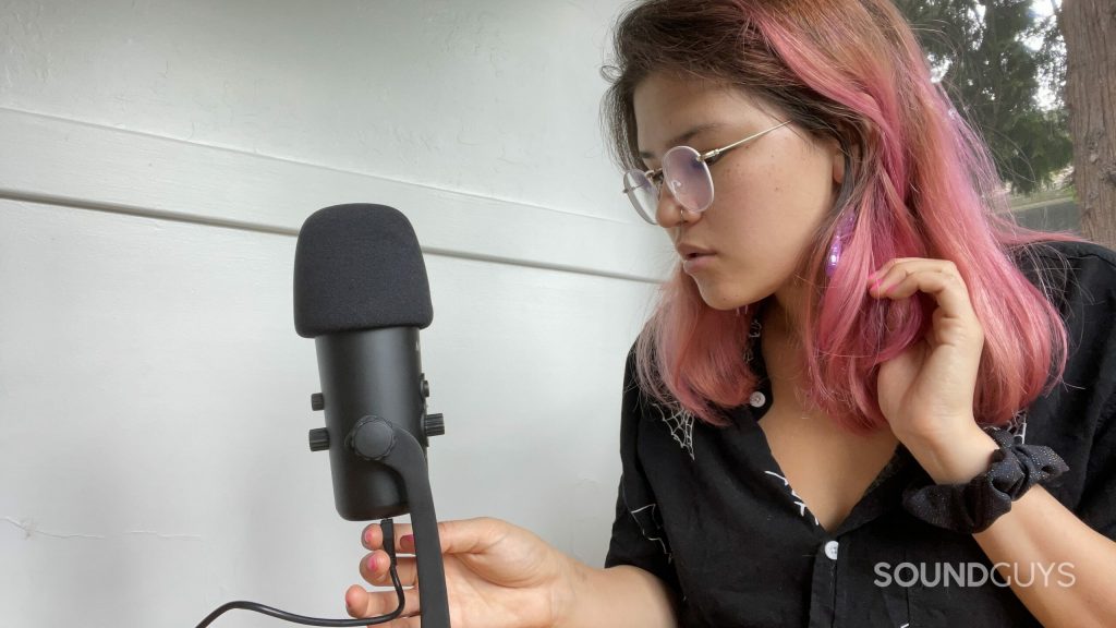 Woman using the Movo UM700.