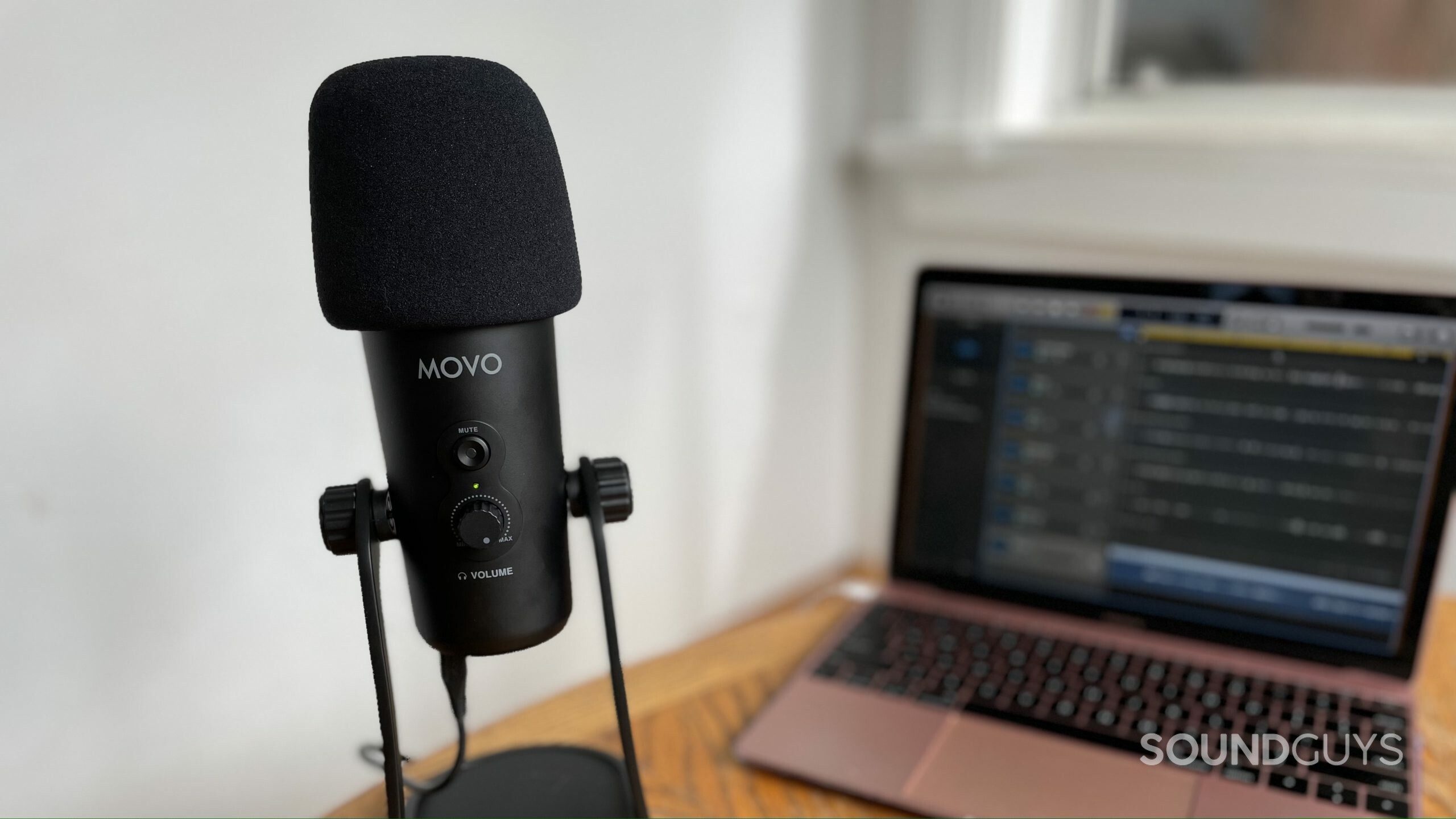 Movo UM700 USB Mic laptop Movo UM700 with a Macbook that has Garageband displayed in the background.