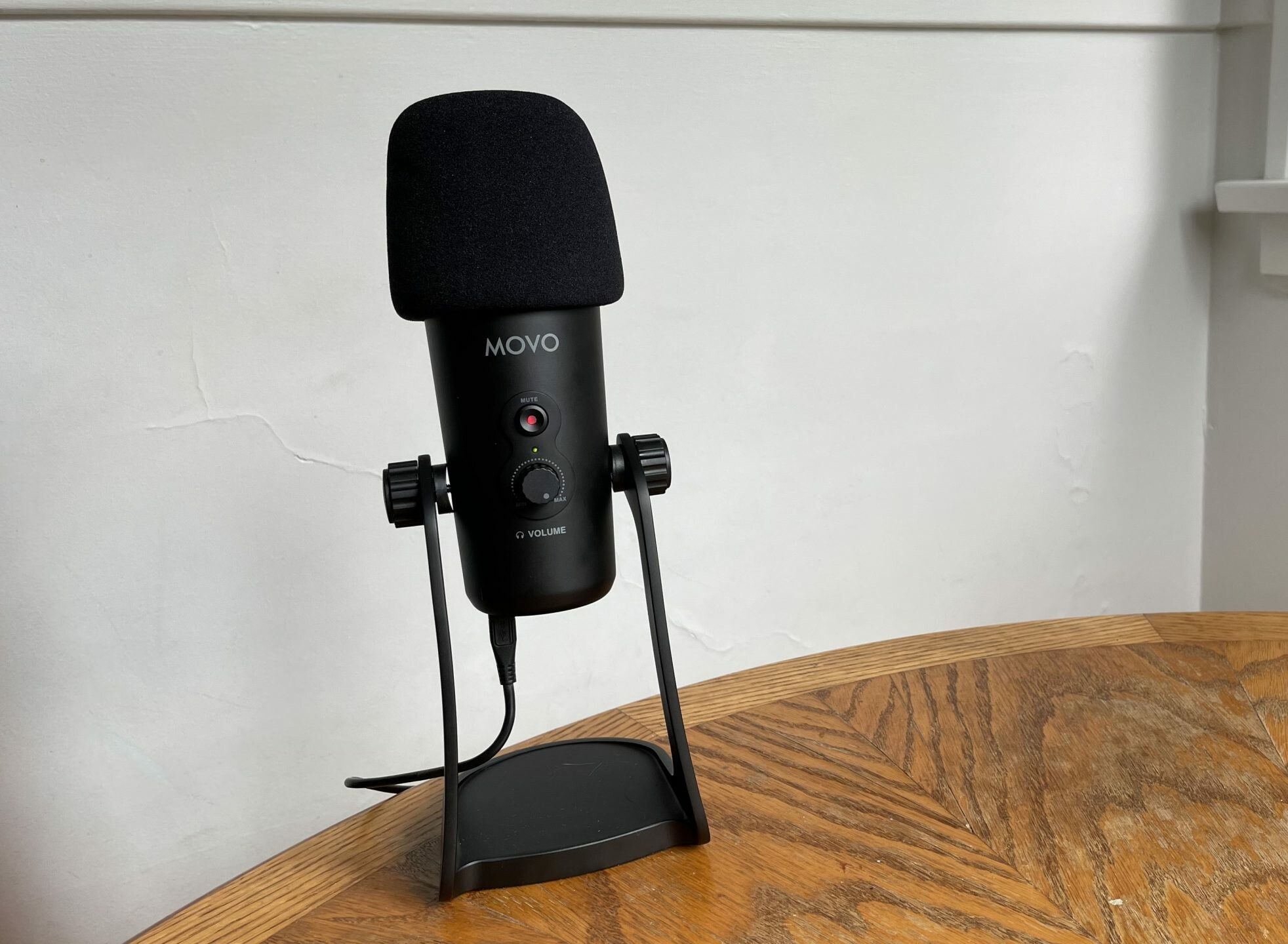 The Movo UM700 on a wooden table.