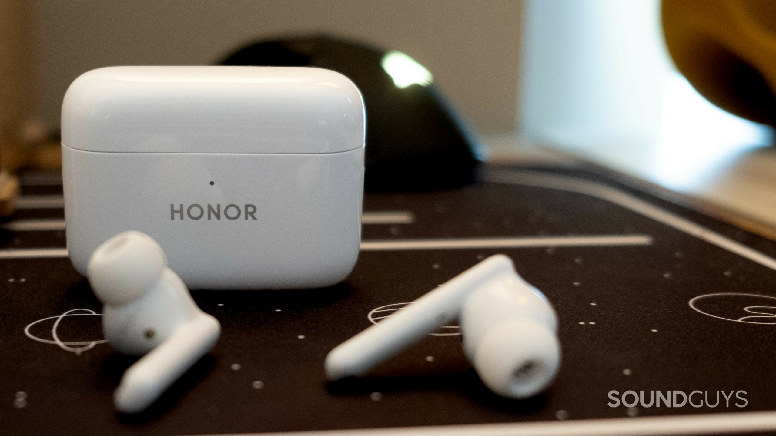 honor earbuds 2 lite sit on a desk