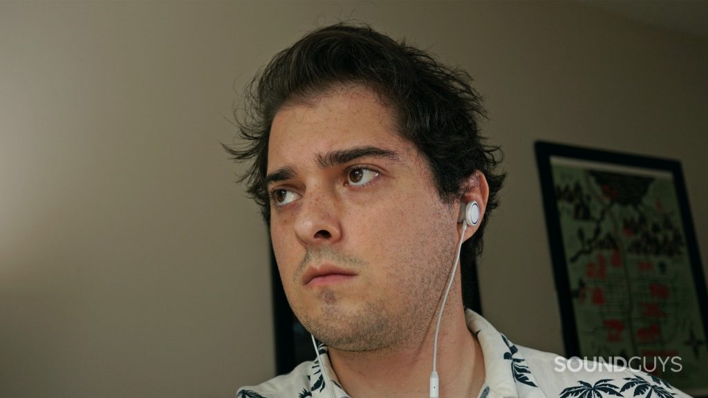 Un homme porte les écouteurs gaming JBL Quantum 50