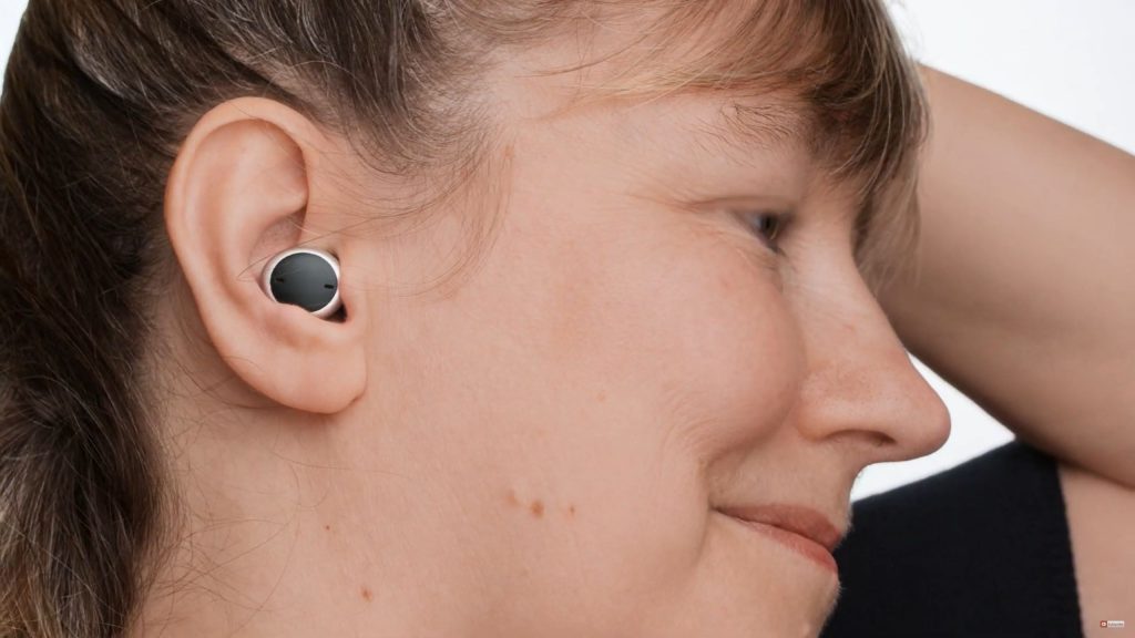A woman wears the Signia Active Pro hearing aid into her right ear.