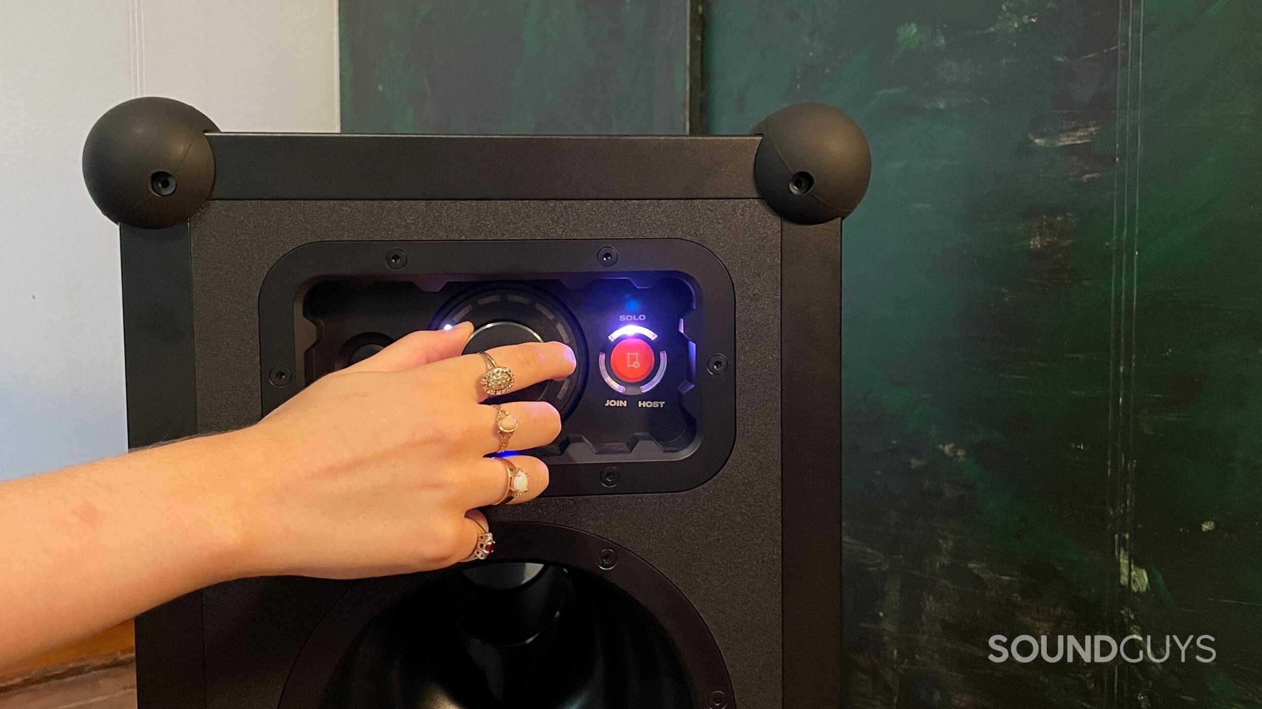 soundboks-gen3-in-use Womans hand turning the volume knob of the SoundBoks Gen. 3).