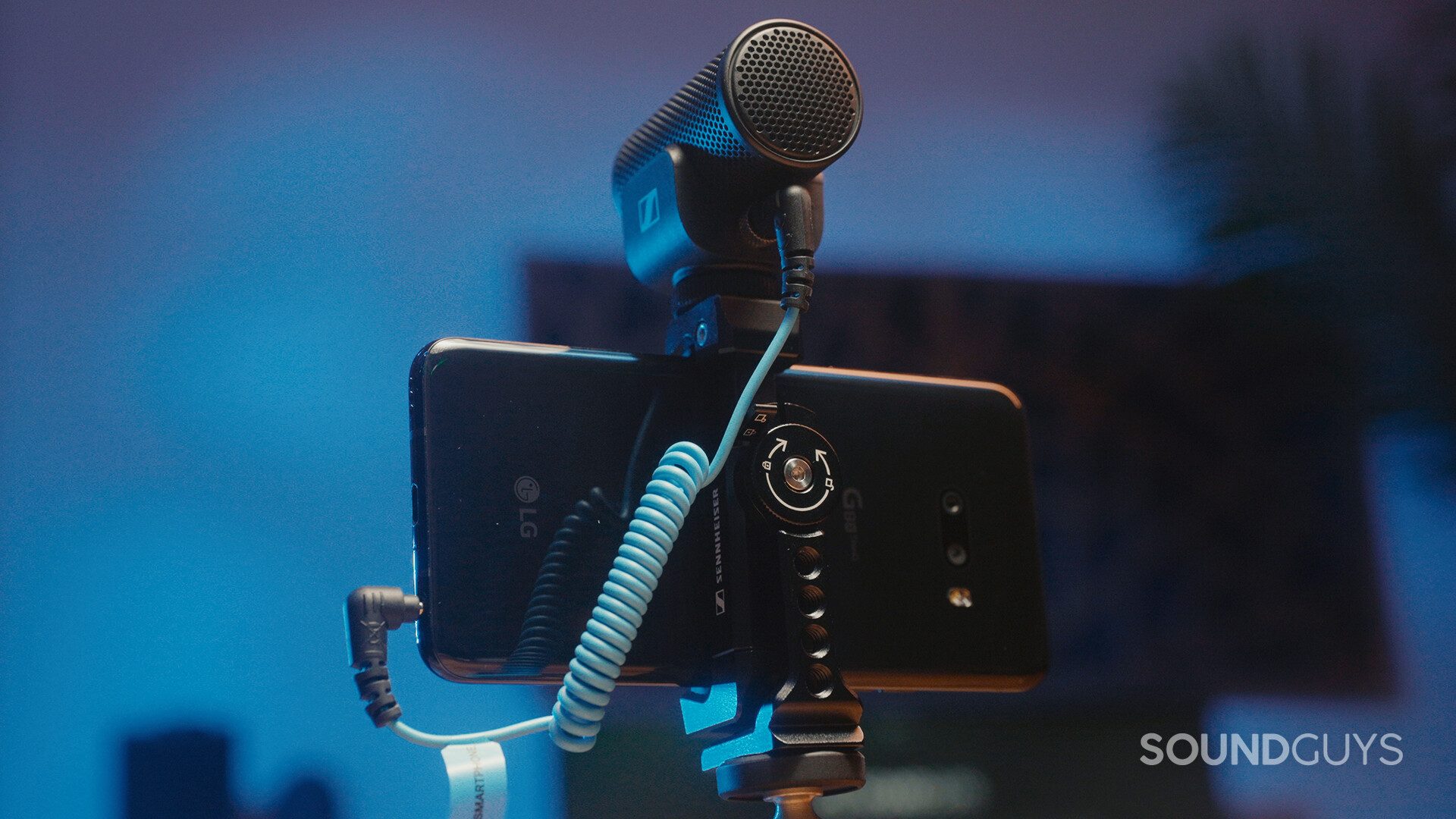 Sennheiser MKE 200_Phone Closeup The Sennheiser MKE 200 mounted onto an LG smartphone using the included smartphone clamp.