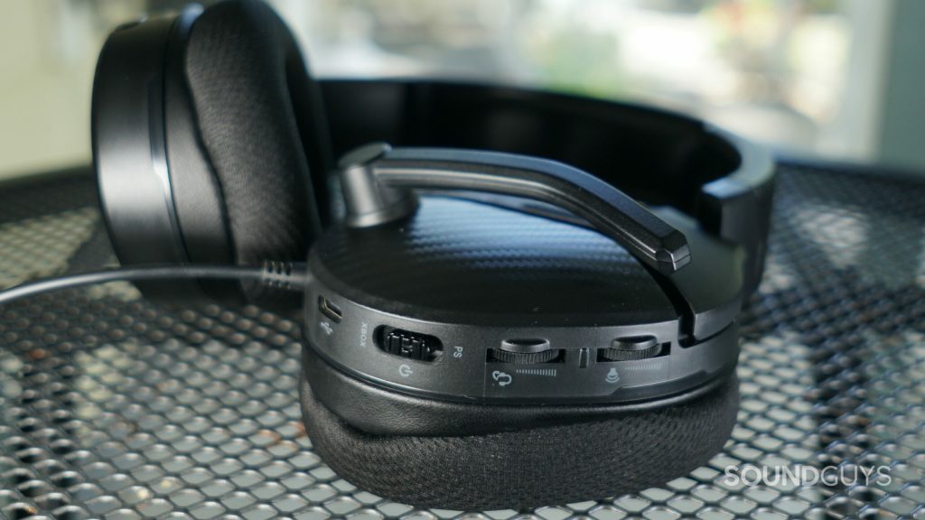 The Turtle beach recon 200 gen 2 lays flat on metal wire table