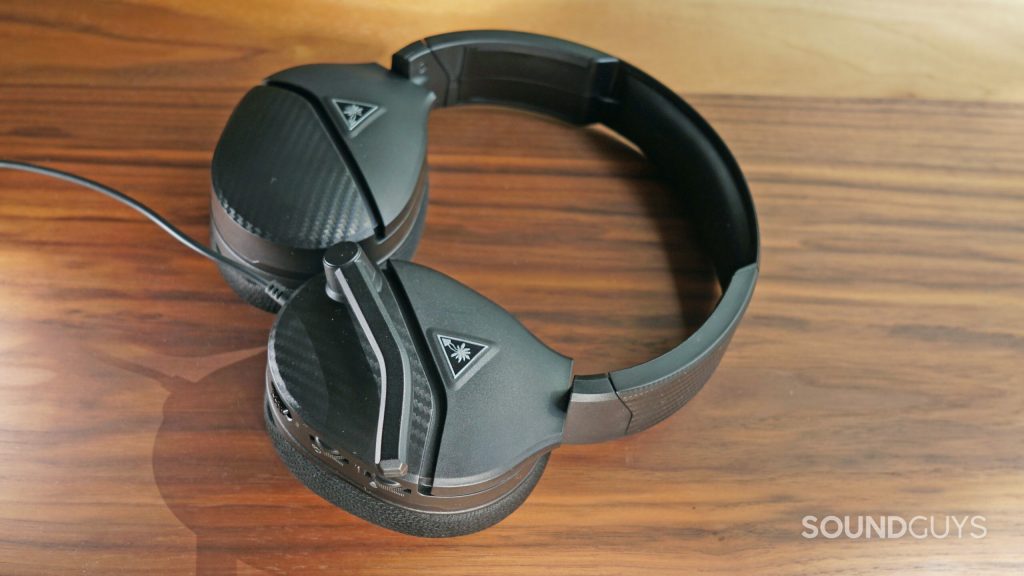 The Turtle beach Recon 200 Gen 2 lays flat on a wooden table.