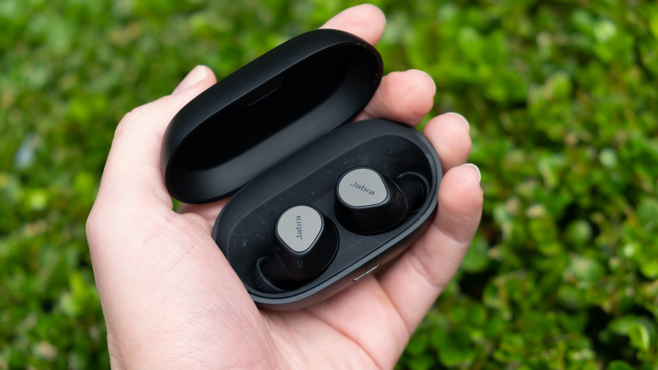 Jabra-Elite-7-Pro-in-hand Jabra Elite 7 Pro in hand in case