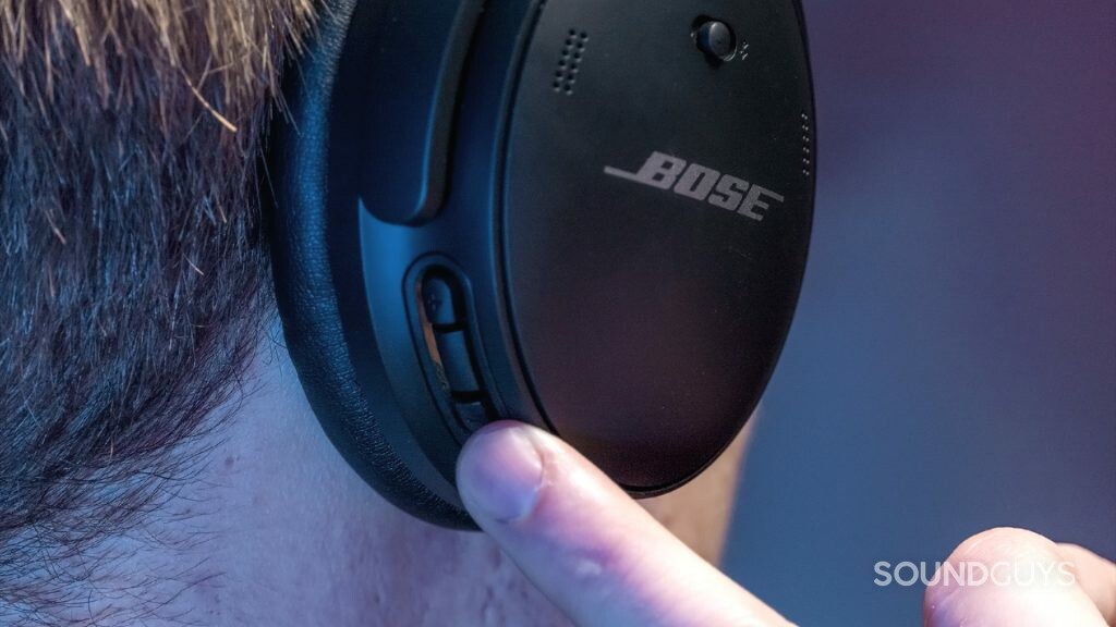  et bilde av Baksiden Av Bose QuietComfort 45s ørekopper, sammen med kontrollklyngen.