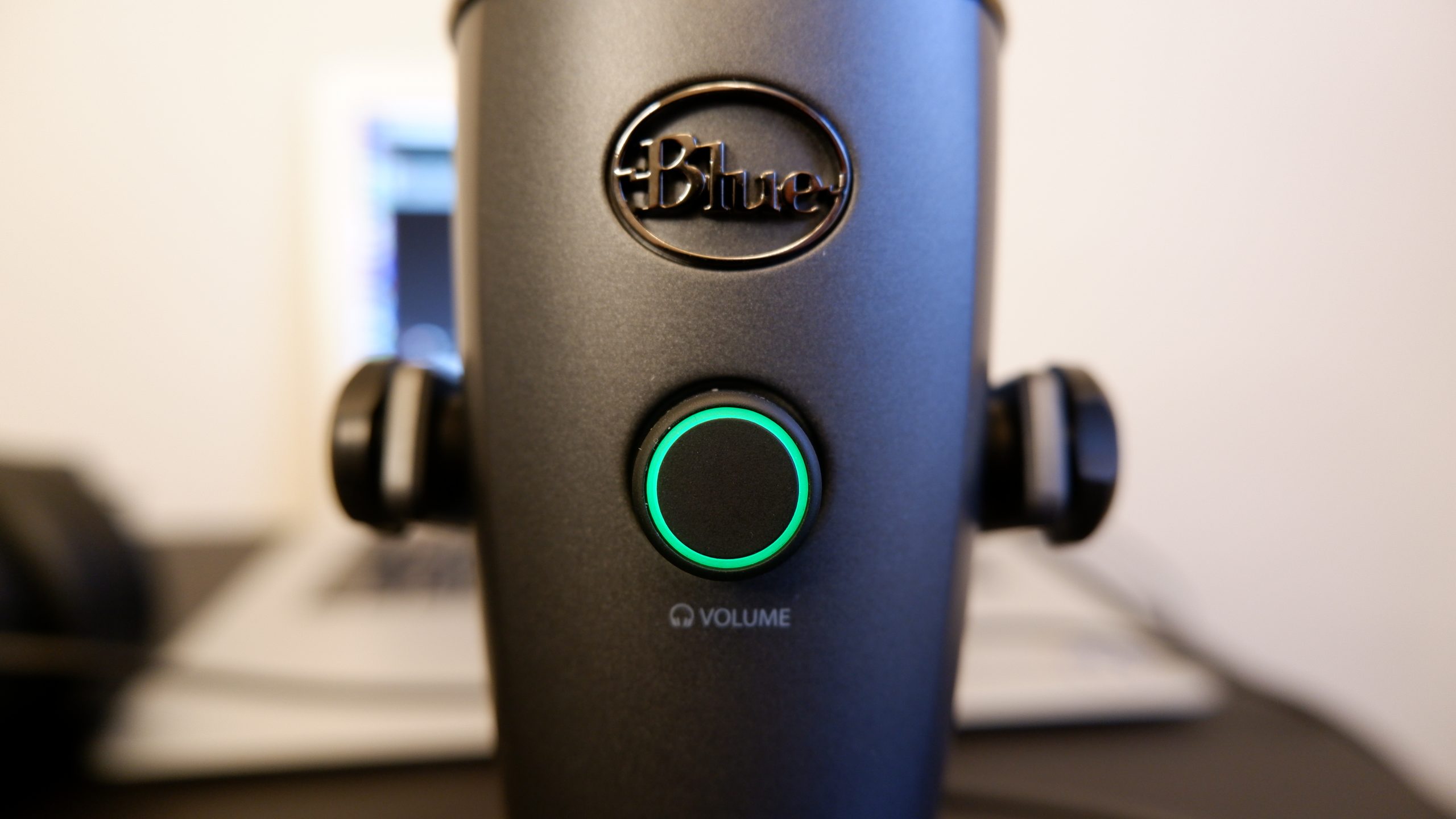Blue Yeti Nano volume dial with the green LED on