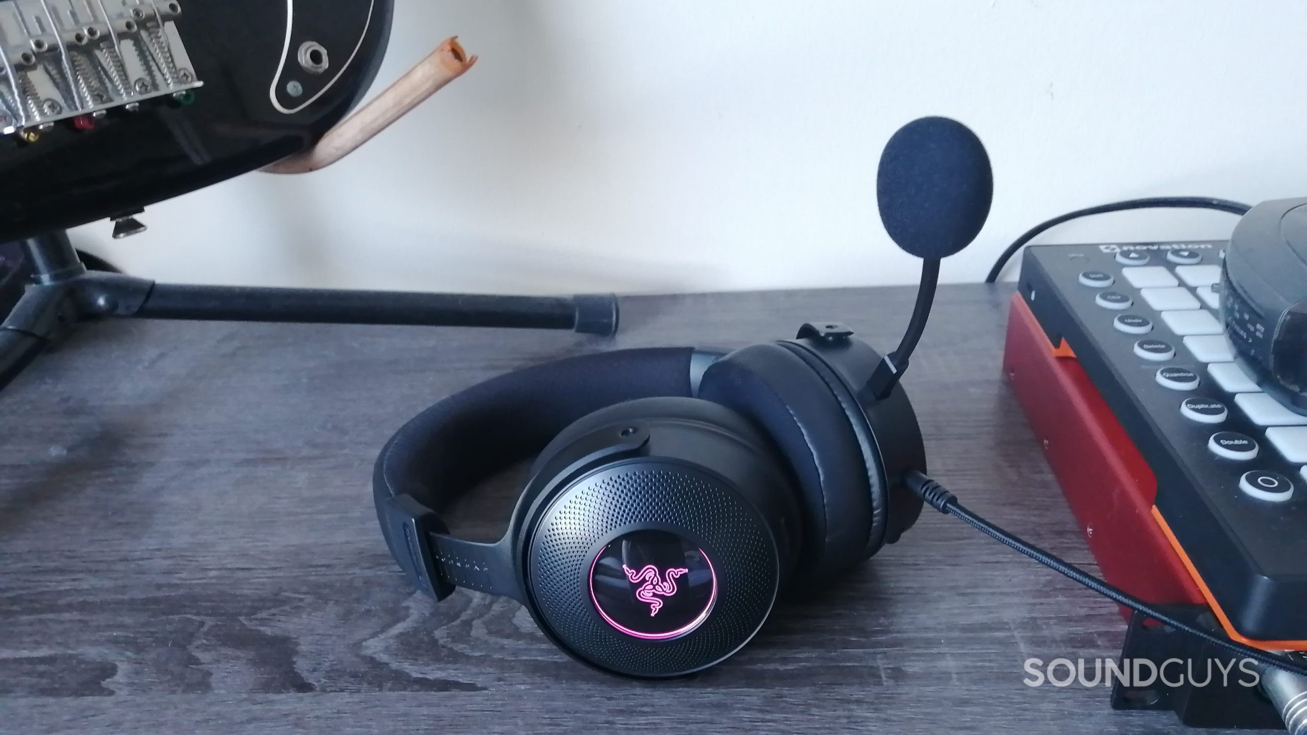 The Razer Kraken V3 HyperSense with the included microphone.