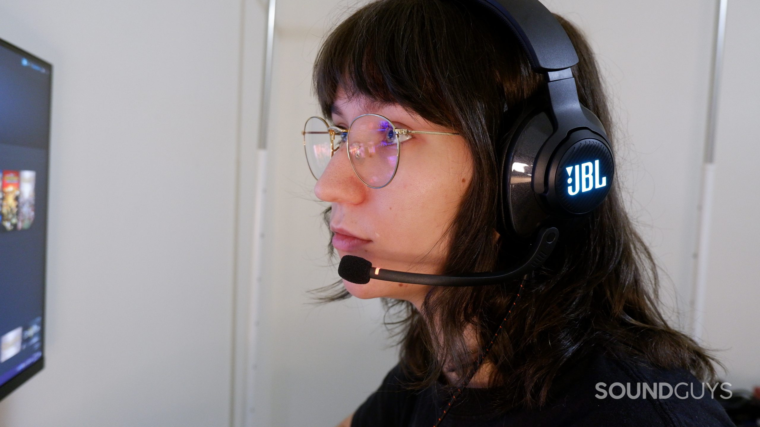 The JBL Quantum 400 headset on a person looking at a computer screen.