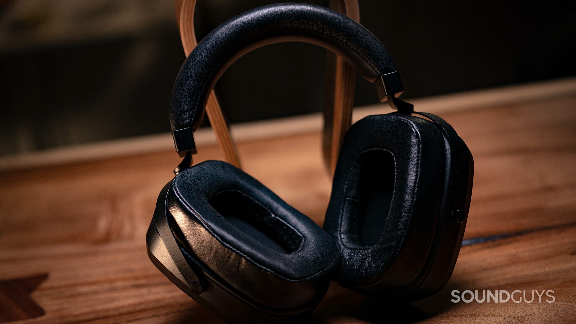 The thick leather padding on both the ear cups and band of the Monoprice Monolith AMT.