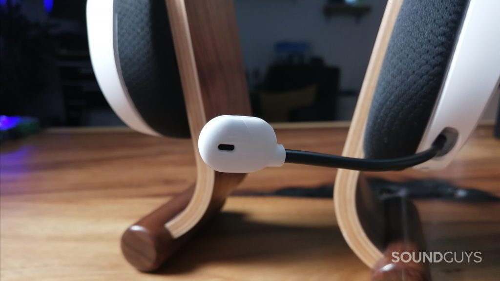 The SteelSeries Arctis 7P+ Wireless retractable boom mic in full view.
