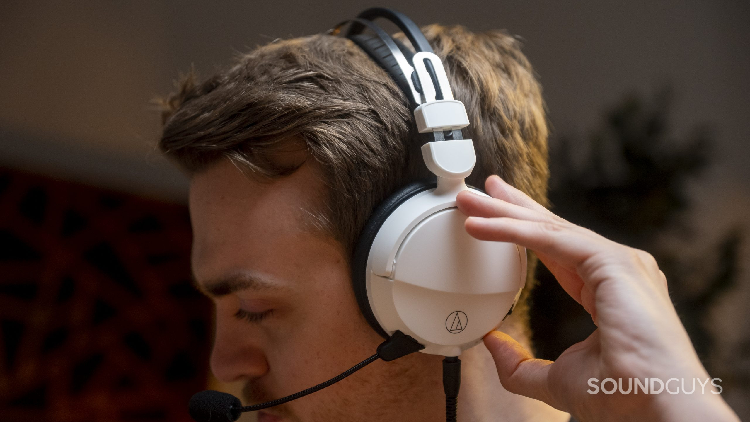 Audio-Technica ATH-GL3 gaming headset and uses the controls on the left headphone.