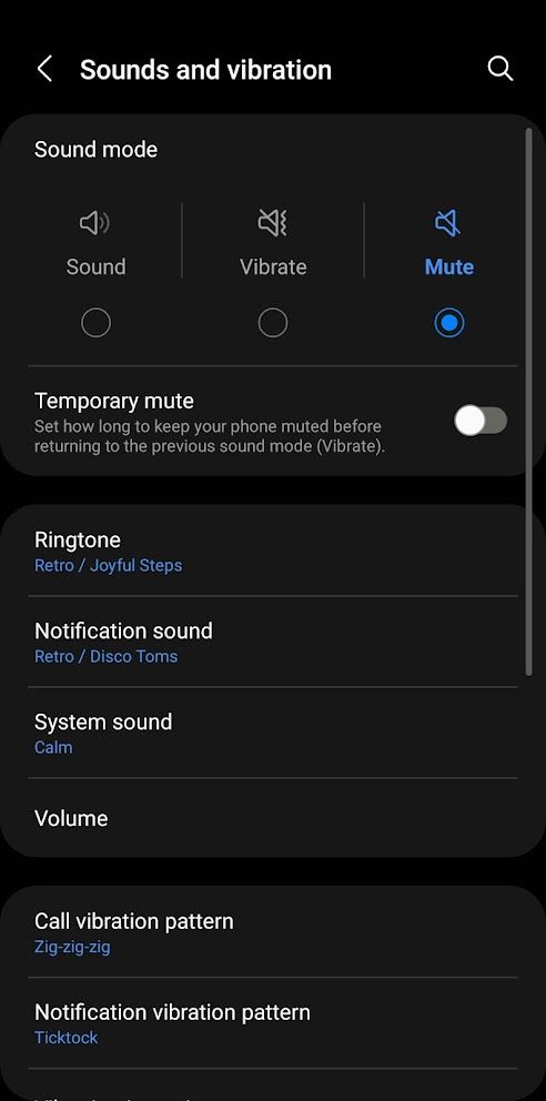 The Samsung Sounds and vibration screen which includes a Volume option.