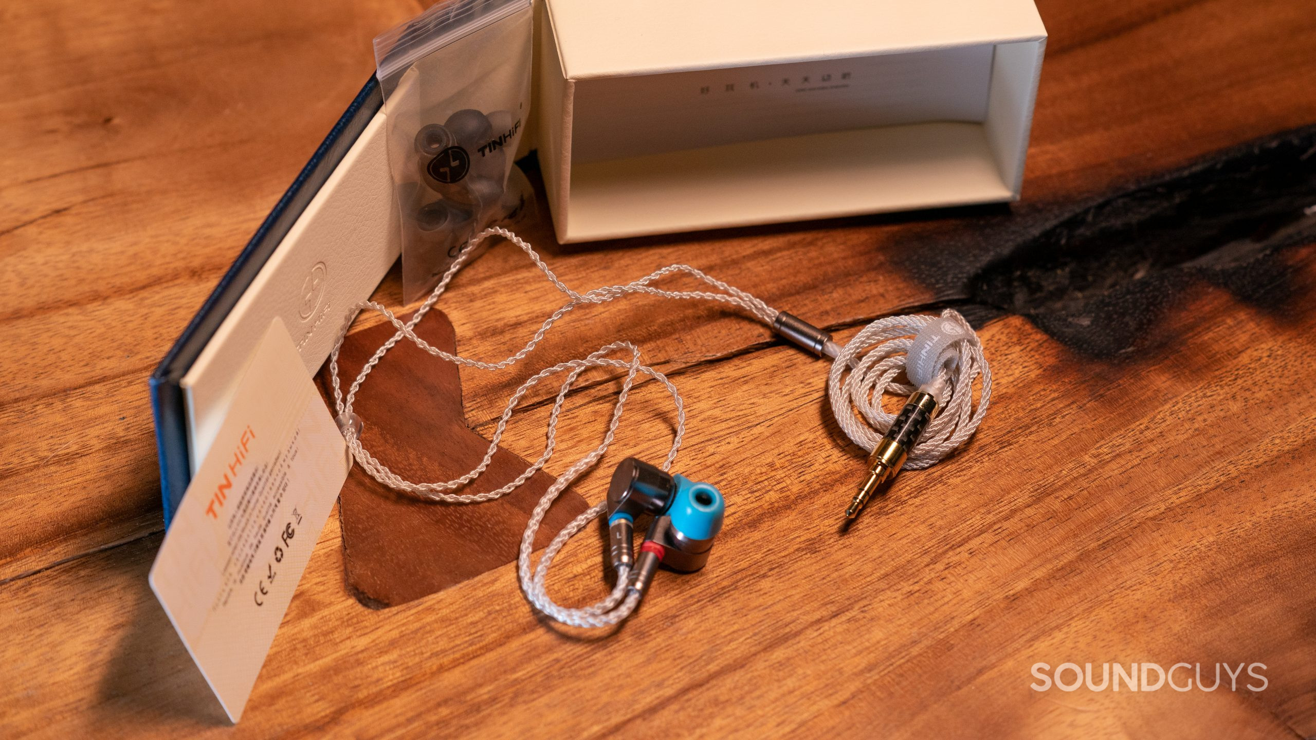 Photo shows all that's included with the Linsoul TIN Audio T2, the ear tips and removable cable.