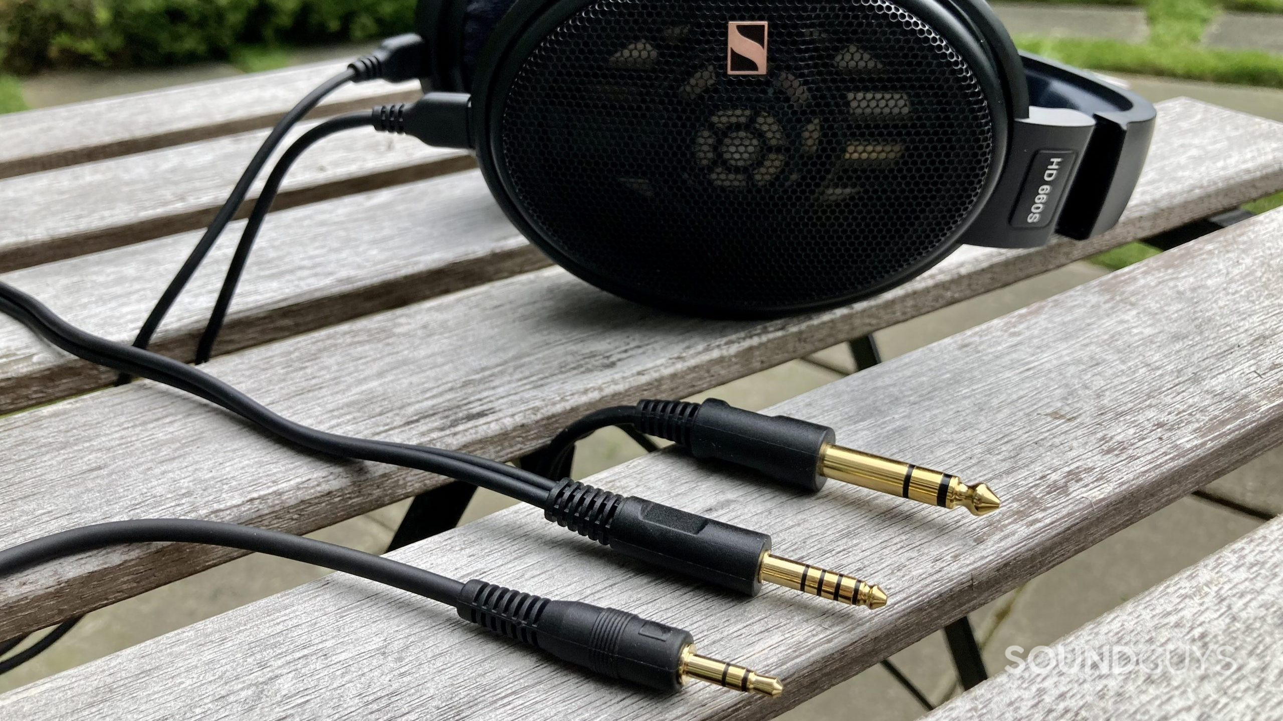 Included cables and adaptors shown with the Sennheiser HD 660S.