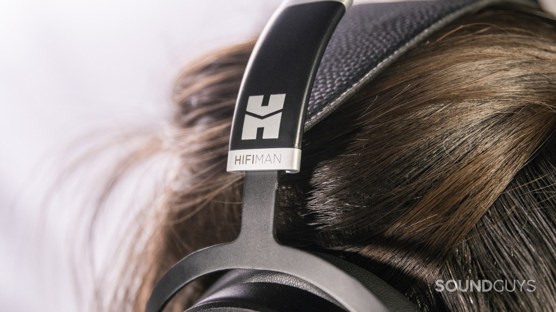 The headband of the HiFiMan Sundara showing off the company logo.