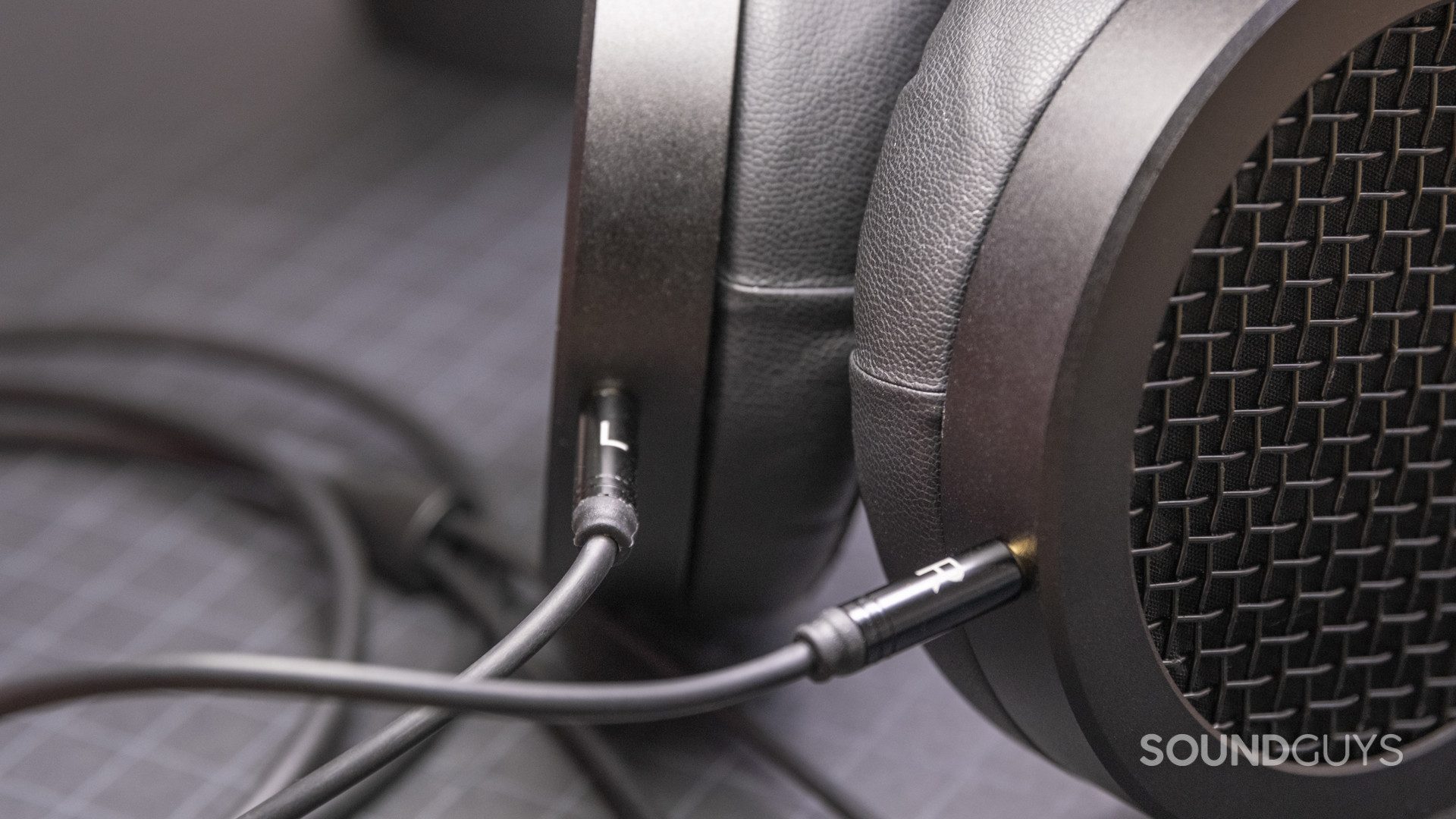 The Y-cable connects to the HiFiMan Sundara headphones.