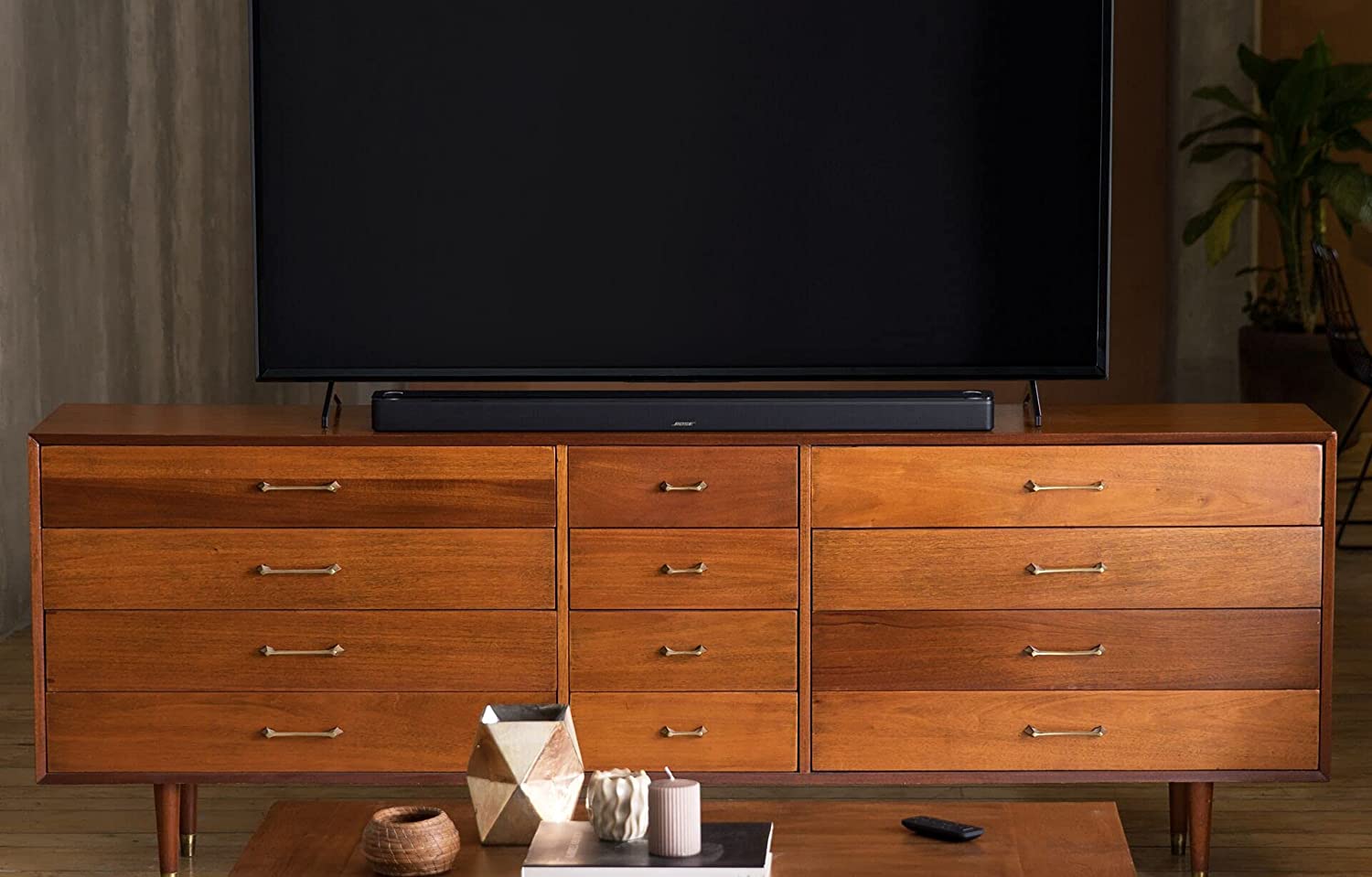 Bose Smart Soundbar 900 under a TV on a credenza.