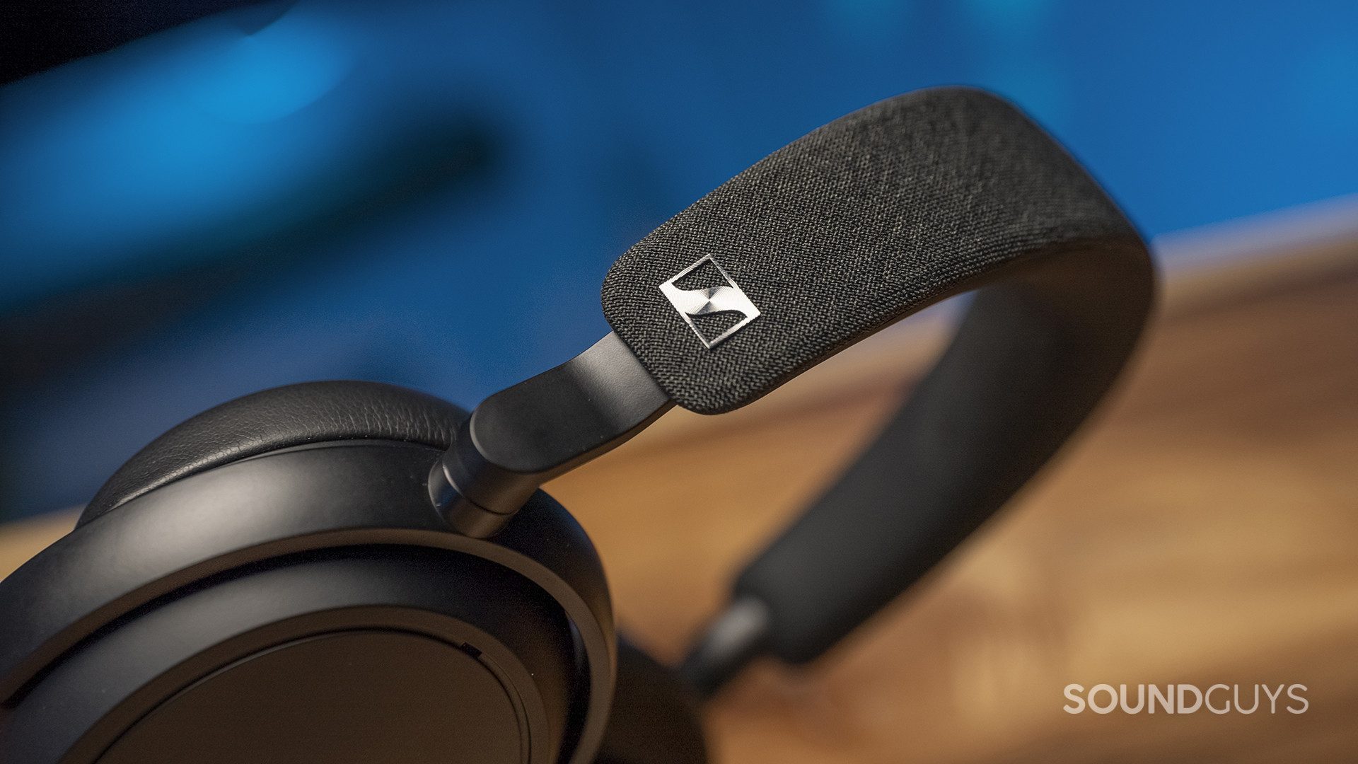 The cloth-wrapped band of the Sennheiser Momentum 4 Wireless.