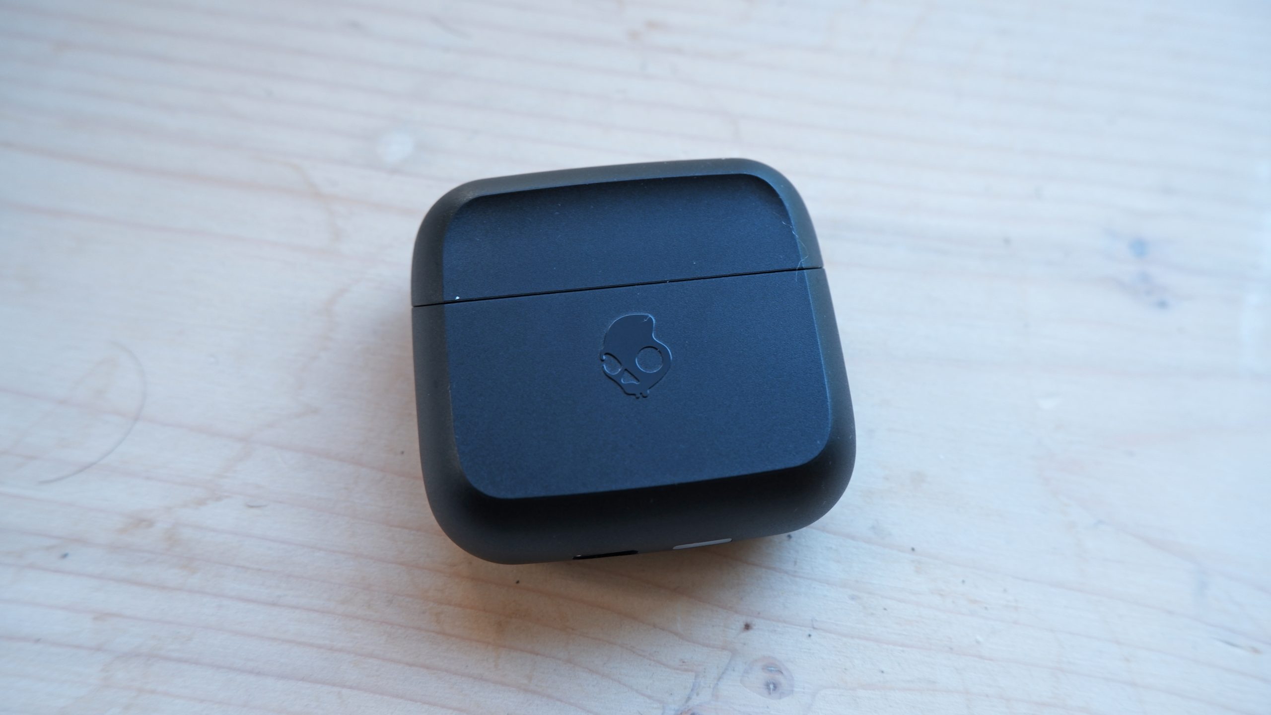 The matte black case of the Skullcandy Mod XT.