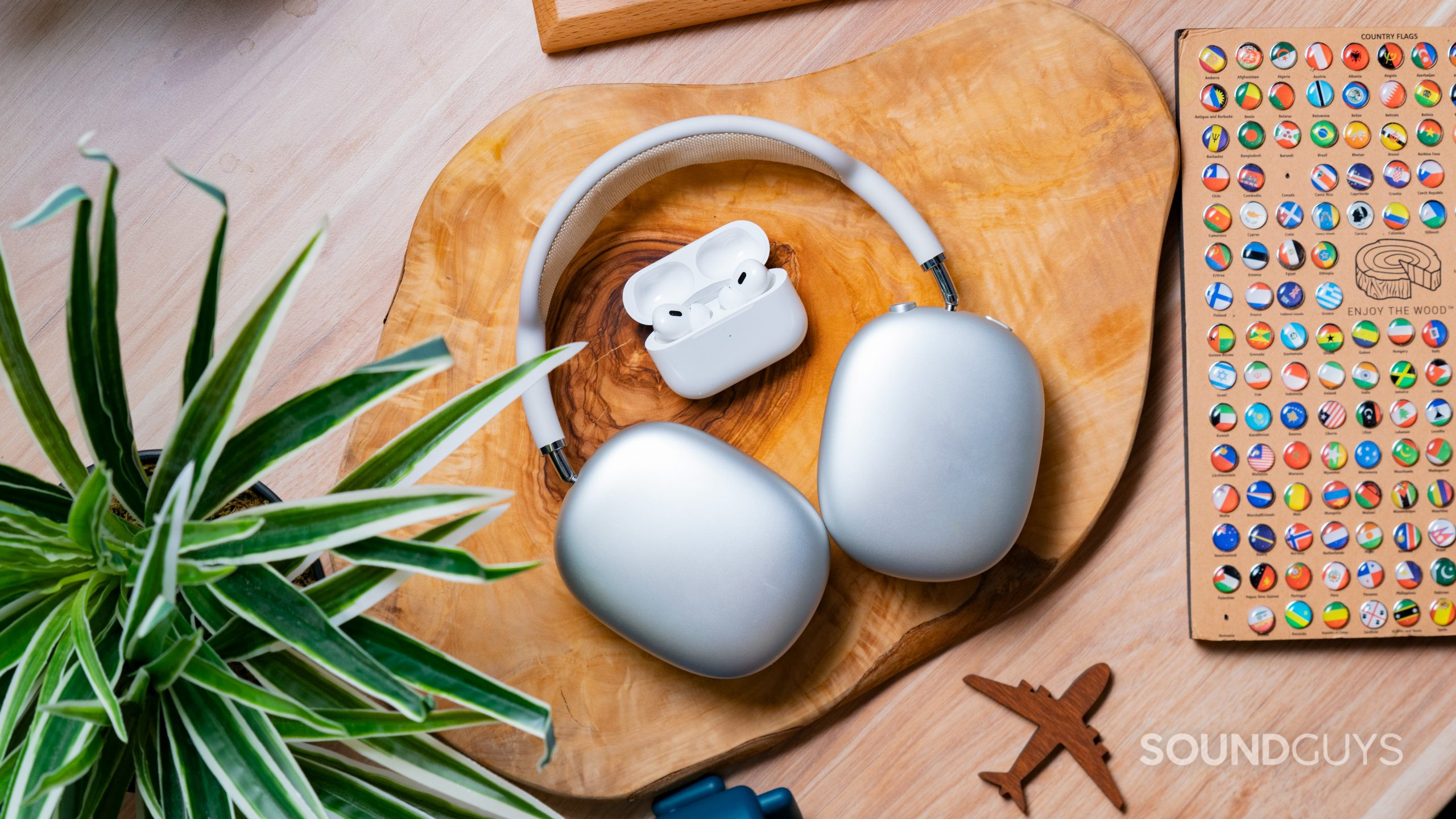 Apple AirPods Max en Apple AirPods Pro (2e generatie) samen op een houten plank.