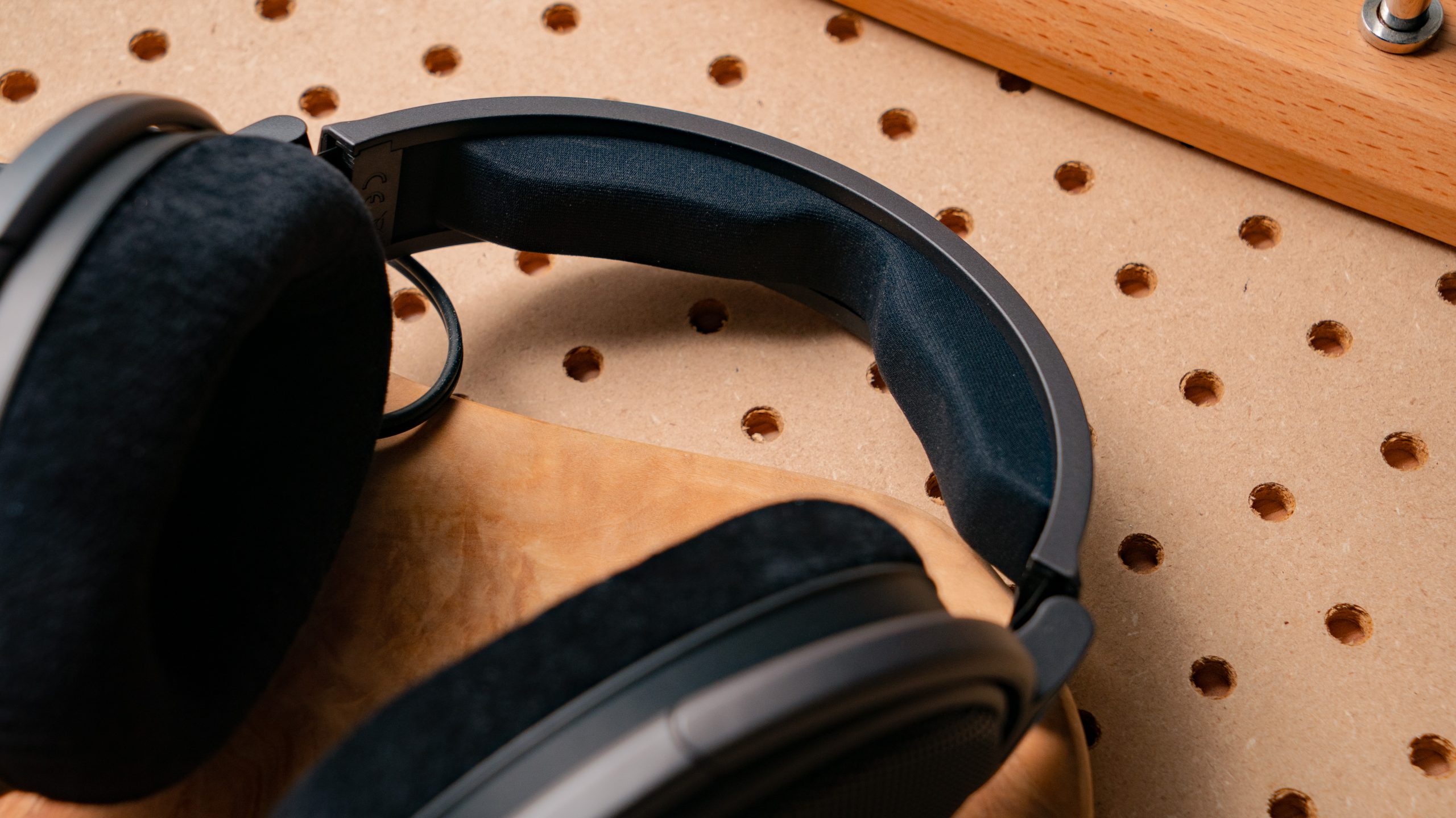 Sennheiser HD 600S Headband Image #1 A photo of the somewhat stiff foam band of the Sennheiser HD 600, with metal skeleton and a plastic exterior.